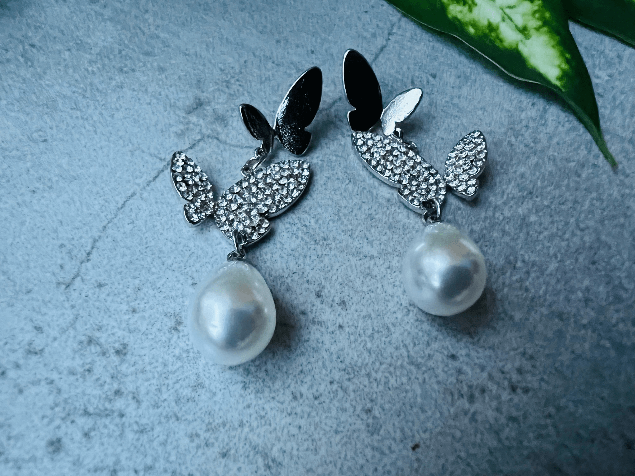 Boucles d’oreilles CATHIA papillons argentés, strass et gouttes perles - Créations Uniques