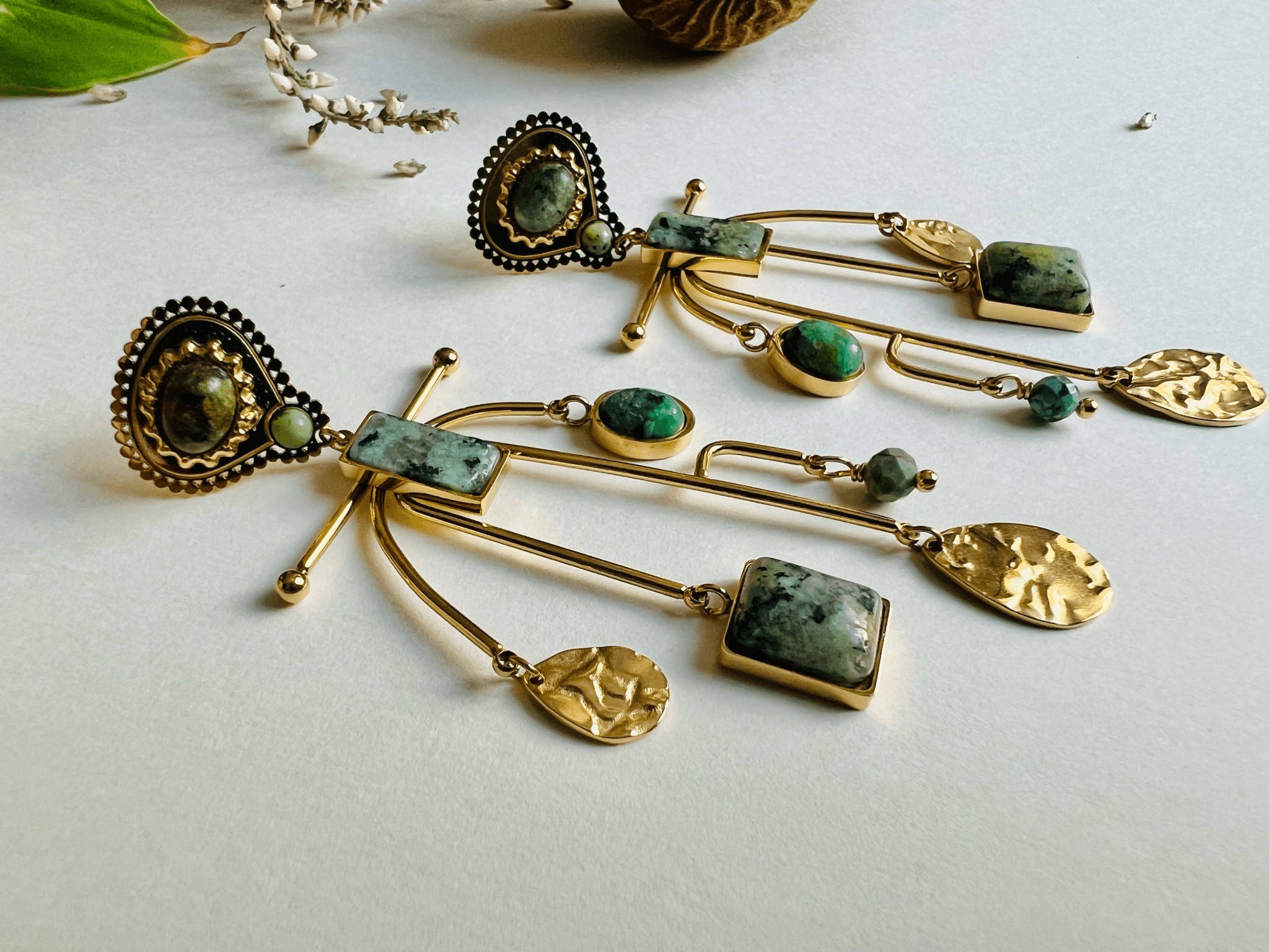 Boucles d’oreilles CASSANDRE chic et légères, dorées et bleu turquoise - Créations Uniques