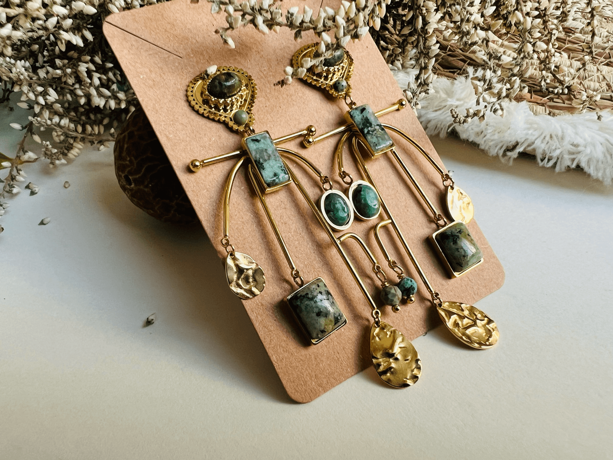 Boucles d’oreilles CASSANDRE chic et légères, dorées et bleu turquoise - Créations Uniques