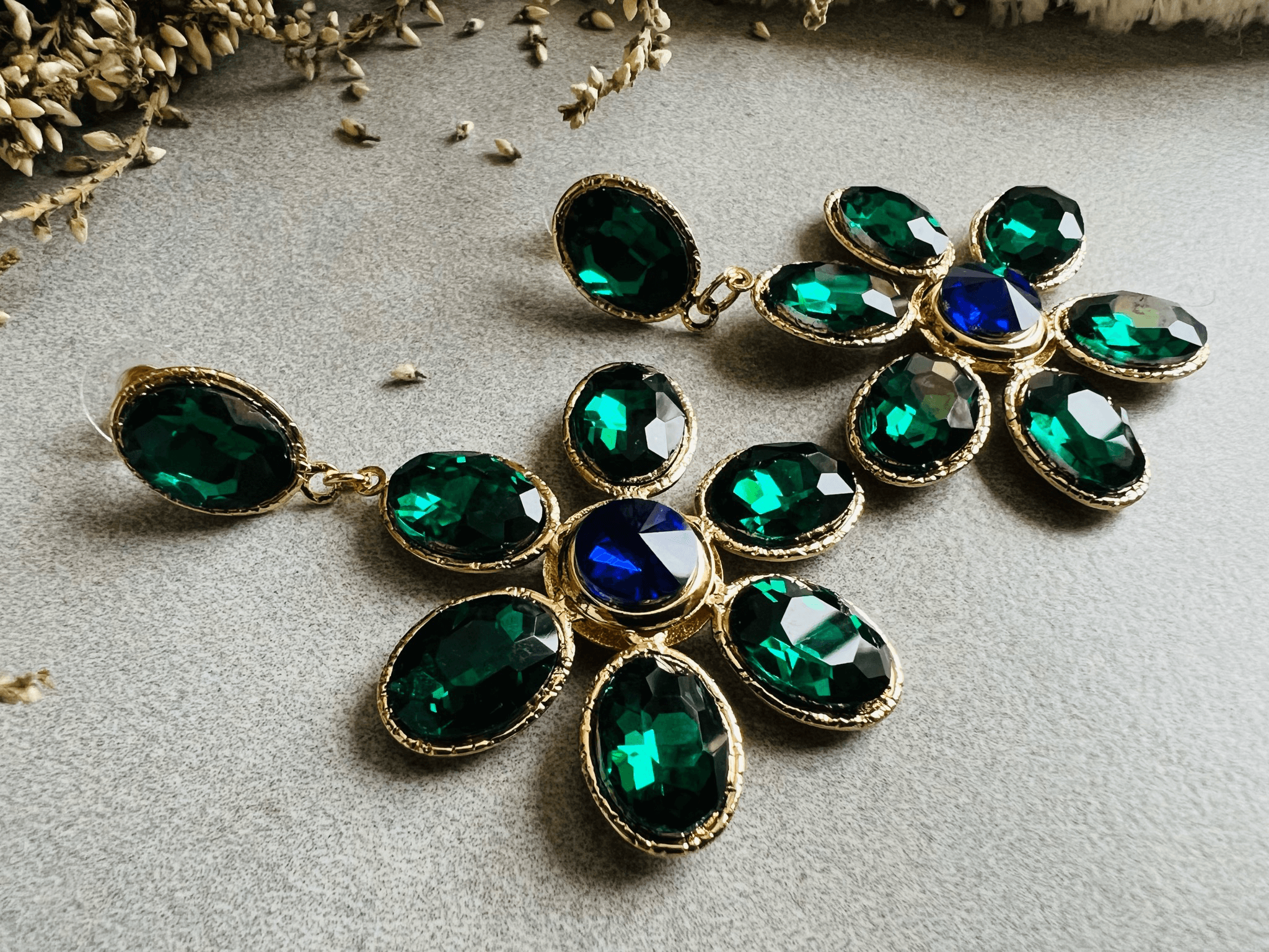 Boucles d’oreilles MAEVA grandes fleurs brillantes vert émeraude - Créations Uniques