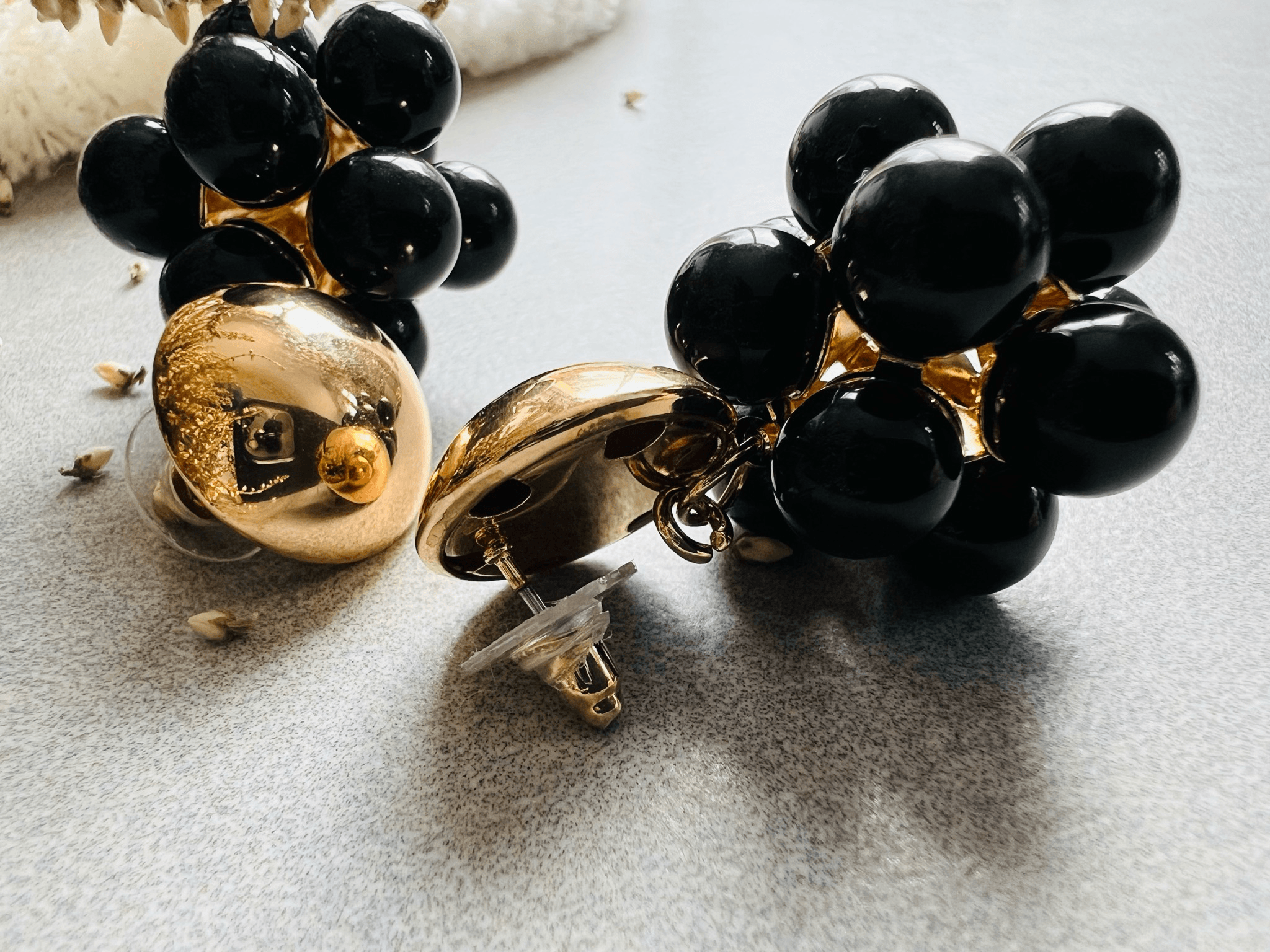 Boucles d’oreilles ALISON boules de perles noires - Créations Uniques - Créations Uniques