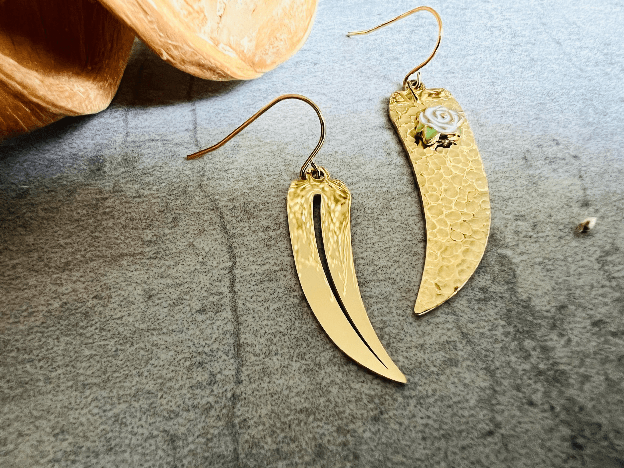 Boucles d’oreilles YA style asymétrique, fin et doré - Créations Uniques