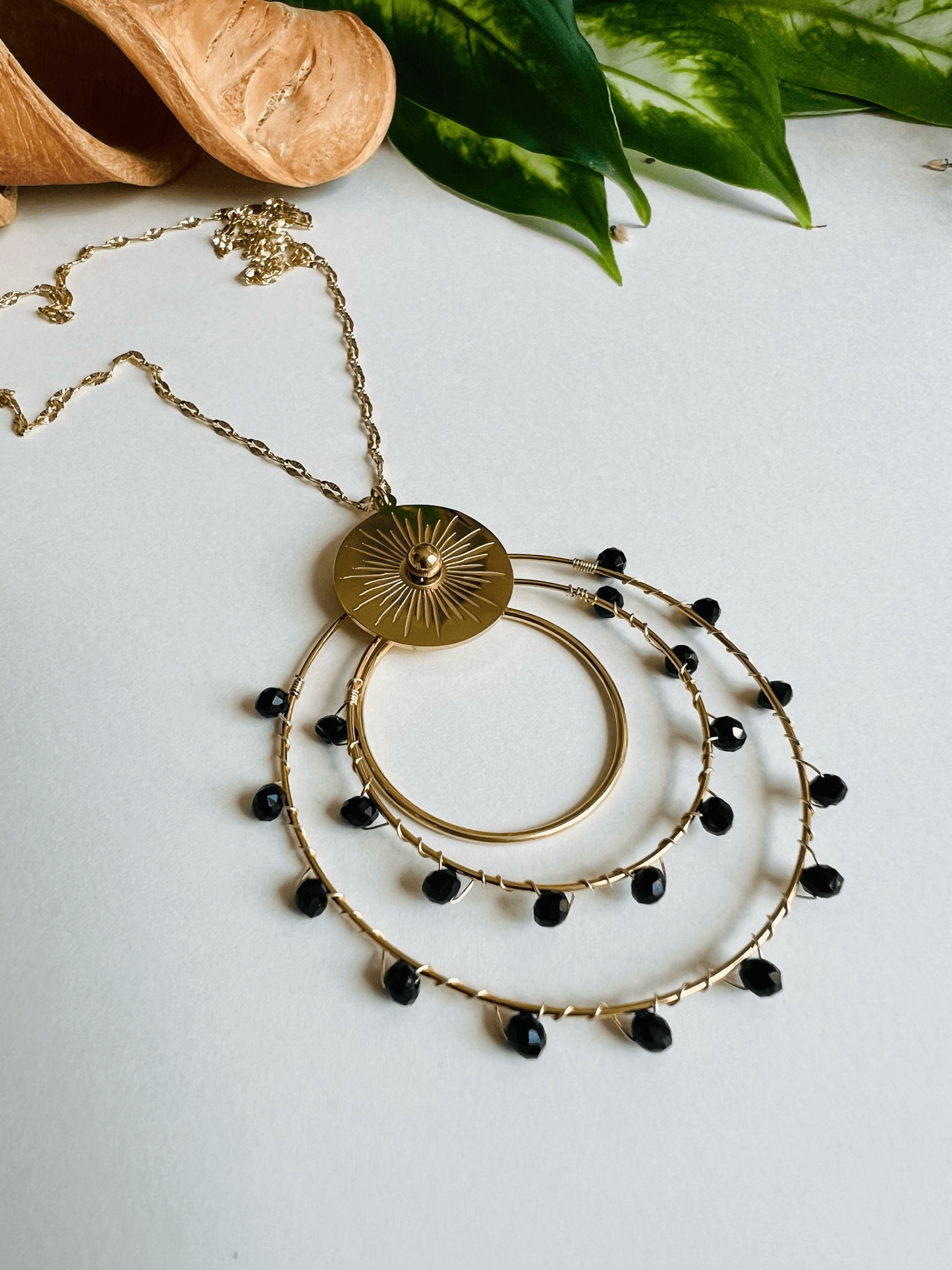 Collier BERTHE pendentif anneaux décorés de perles noires. - Créations Uniques