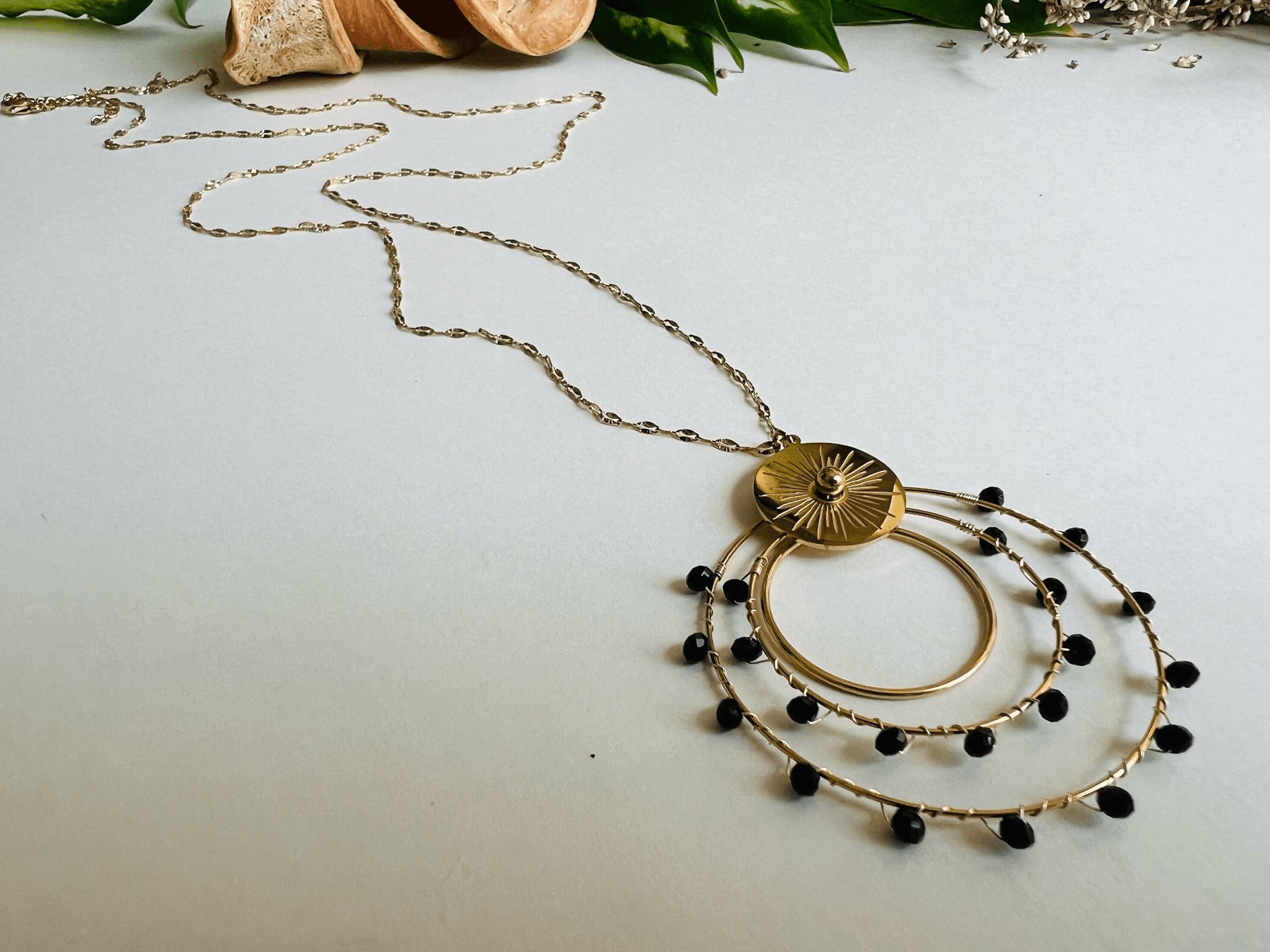 Collier BERTHE pendentif anneaux décorés de perles noires. - Créations Uniques