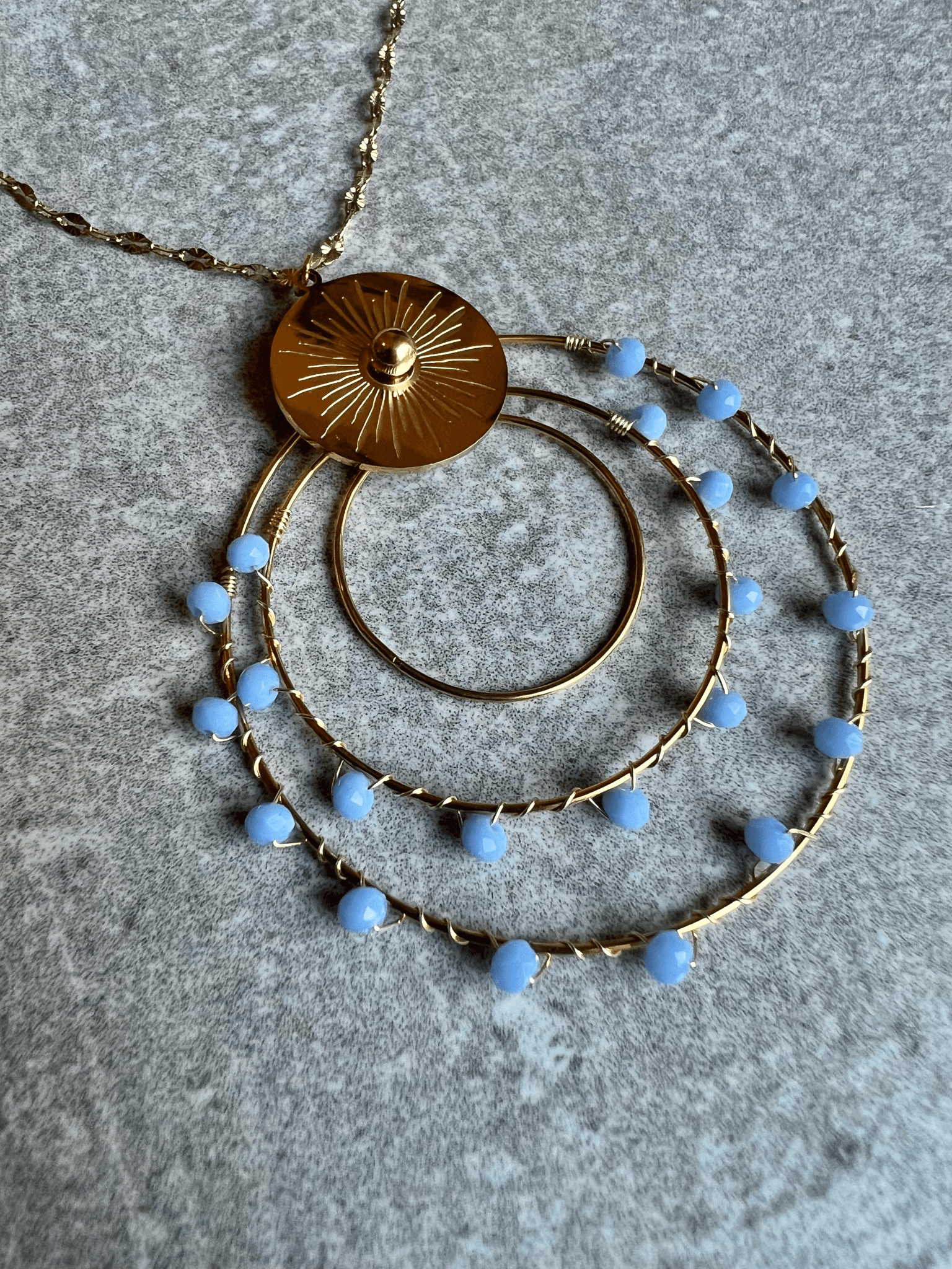 Collier BERTHE pendentif anneaux décorés de perles bleu ciel . - Créations Uniques