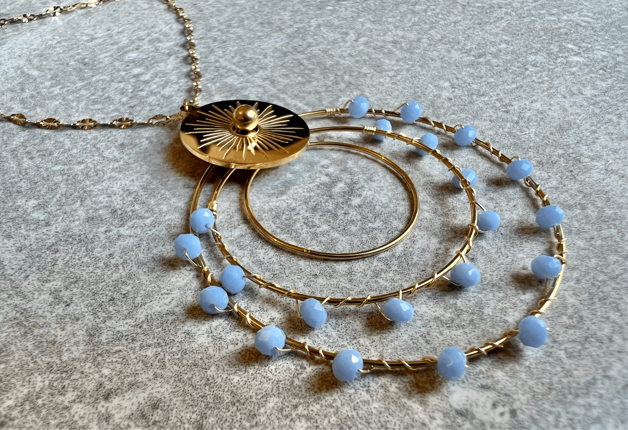 Collier BERTHE pendentif anneaux décorés de perles bleu ciel . - Créations Uniques
