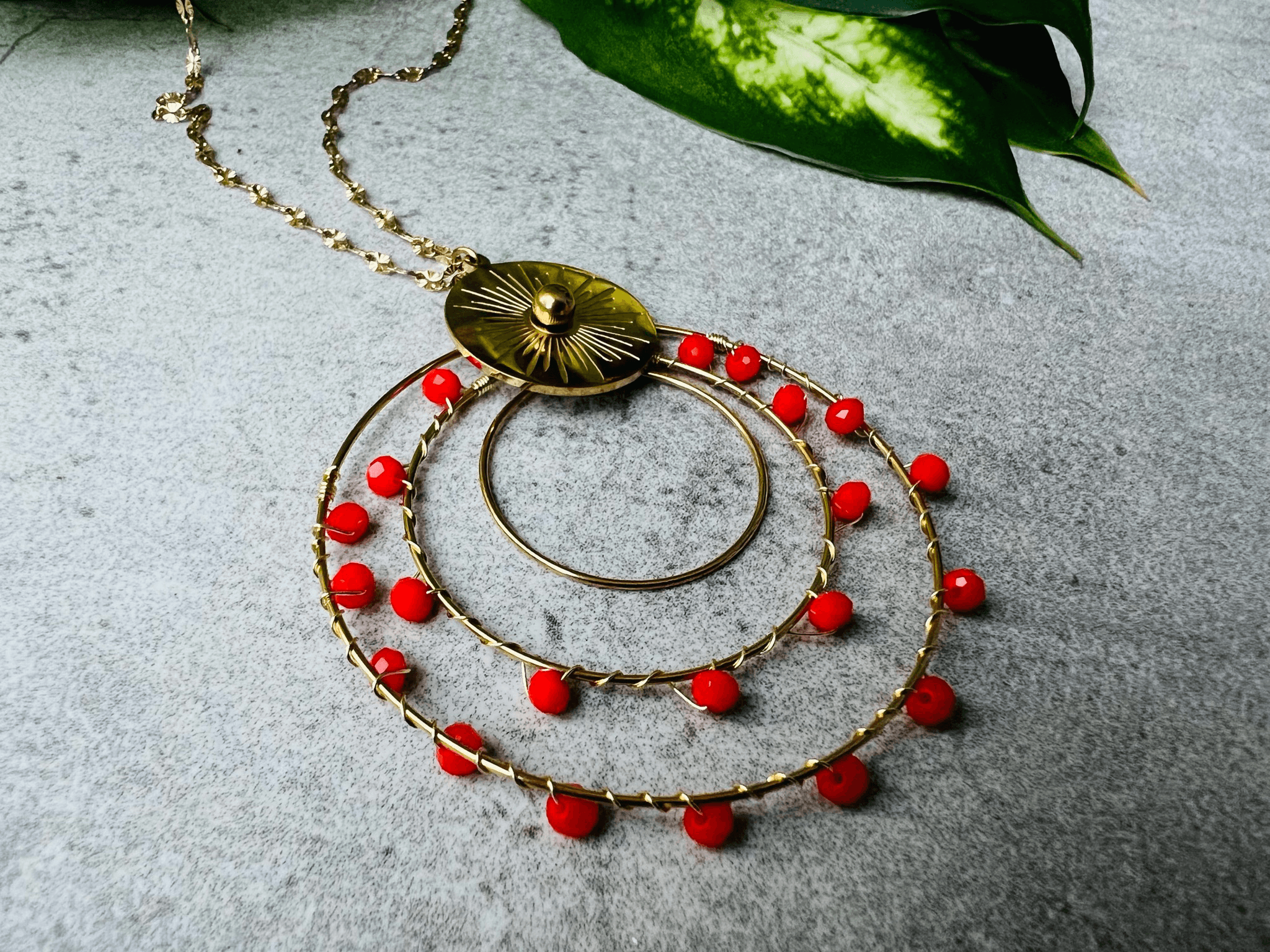 Collier BERTHE pendentif anneaux décorés de perles orange flashy . - Créations Uniques