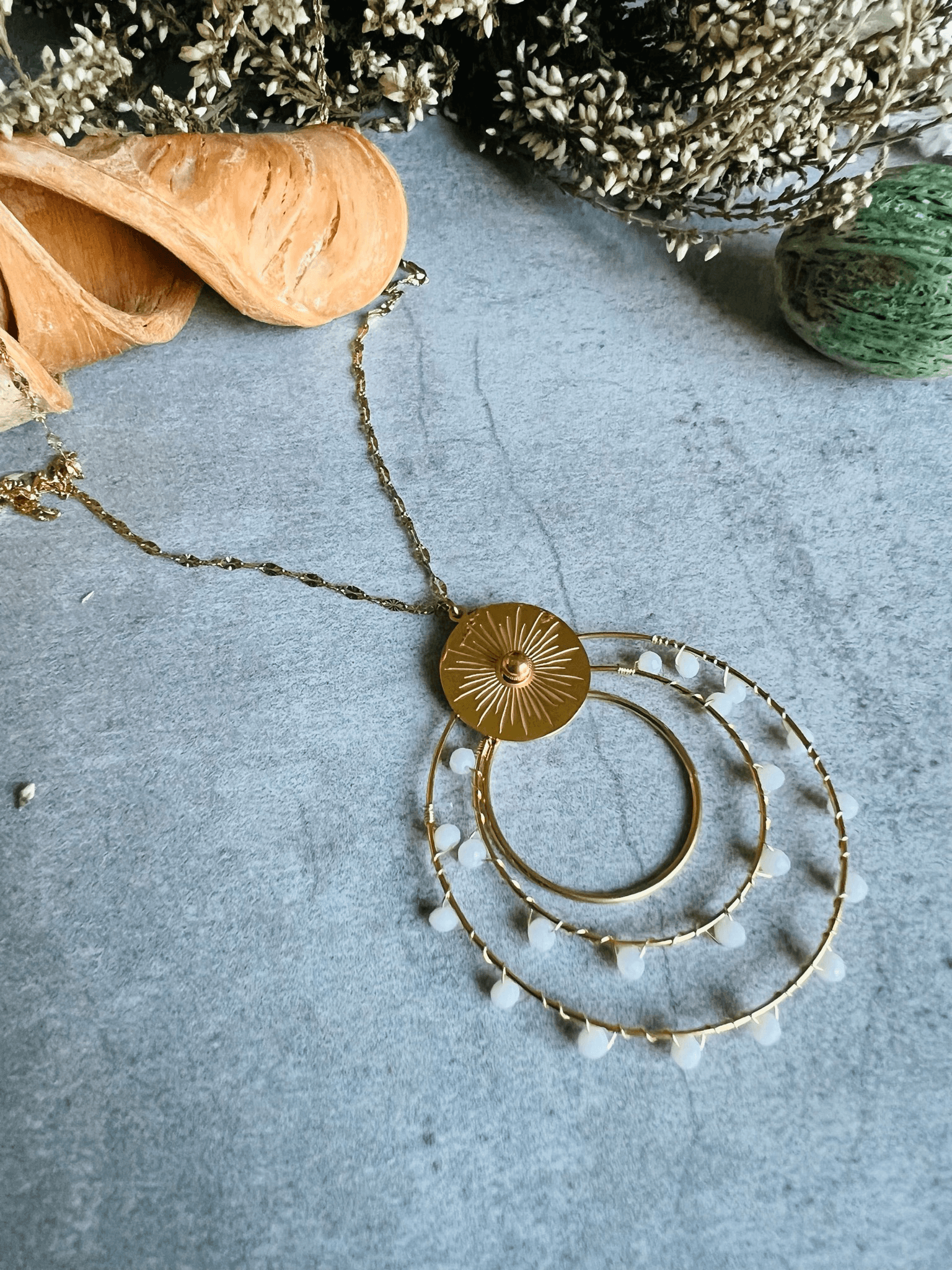 Collier discret BERTHE pendentif anneaux décorés de perles blanches. - Créations Uniques