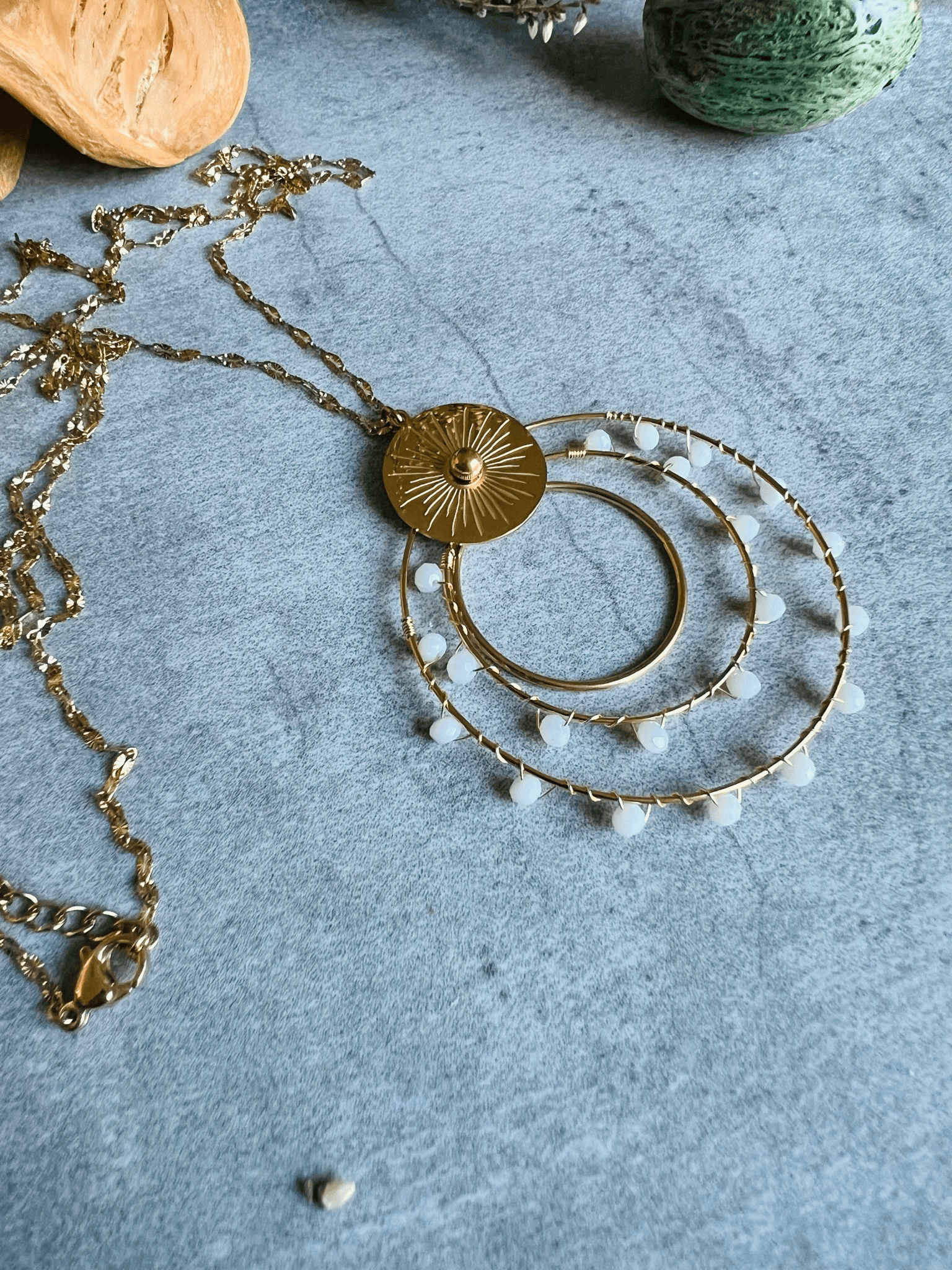 Collier discret BERTHE pendentif anneaux décorés de perles blanches. - Créations Uniques