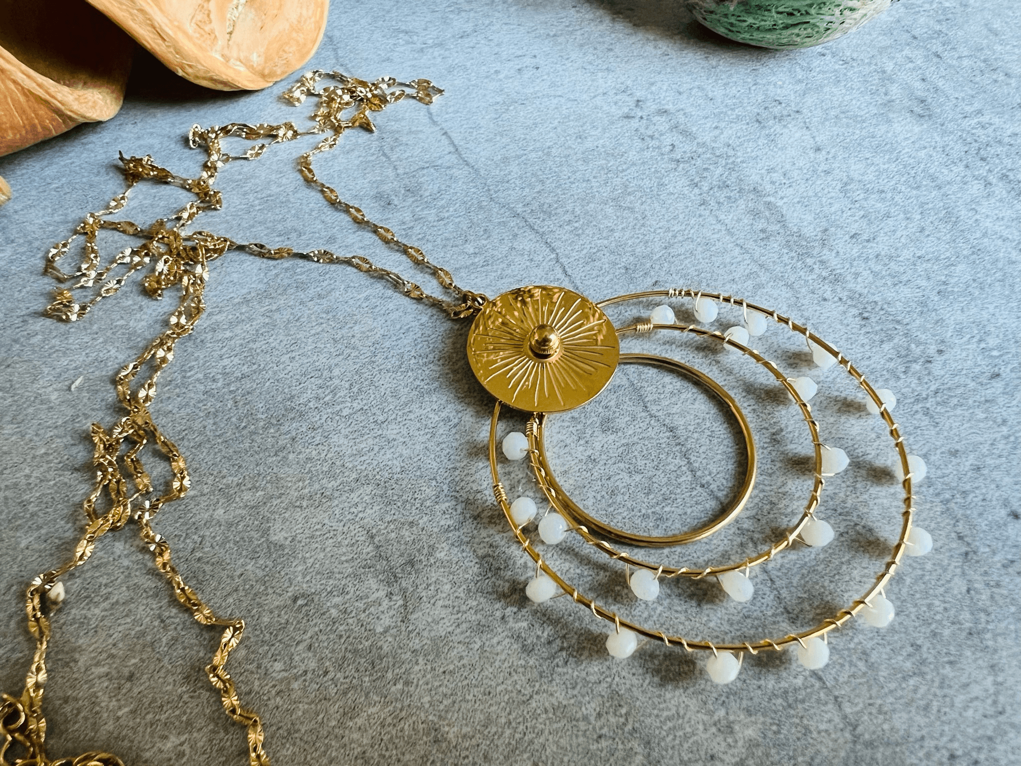 Collier discret BERTHE pendentif anneaux décorés de perles blanches. - Créations Uniques