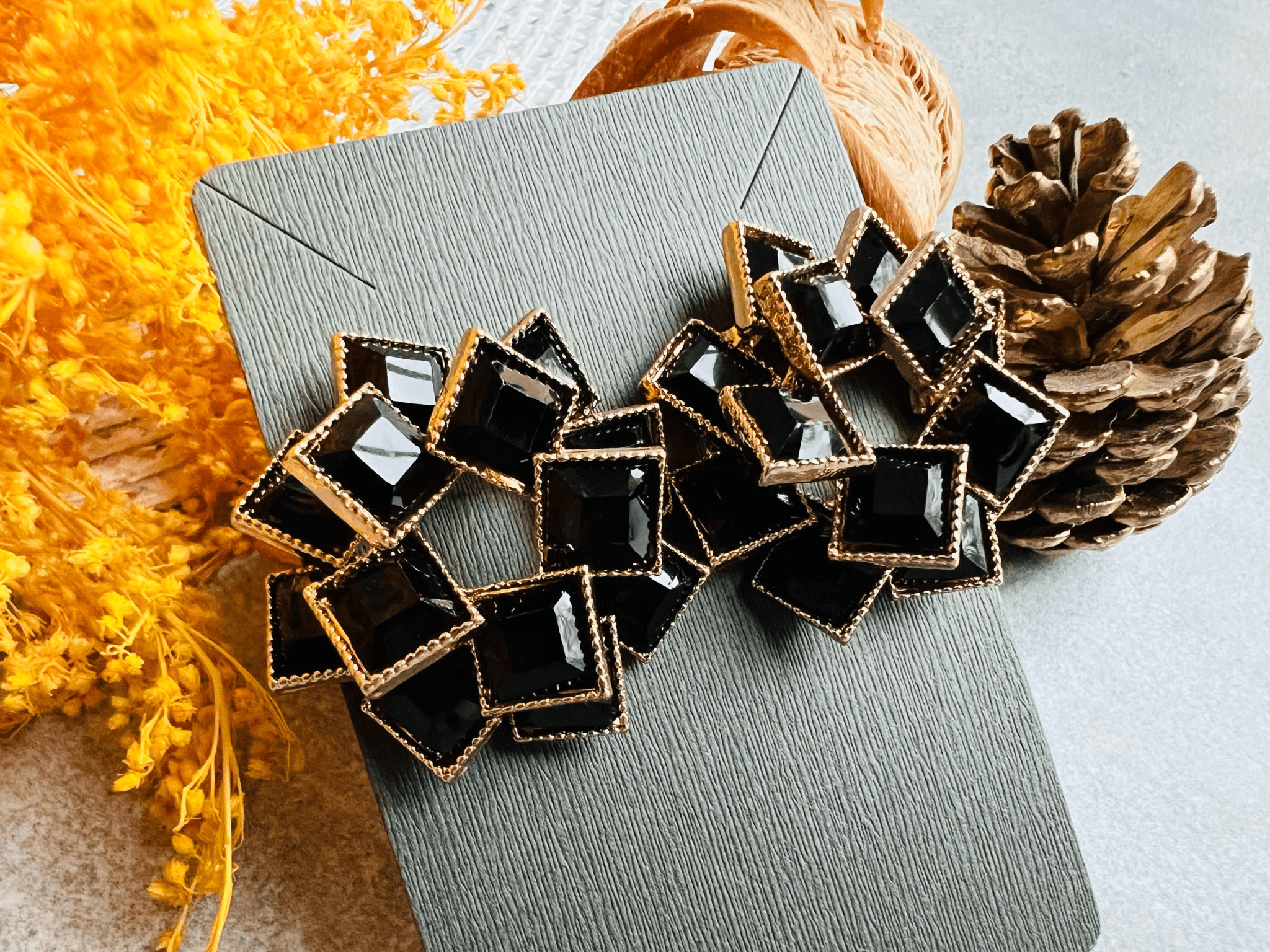 Boucles d’oreilles SYLVIA fleurs de carrés noirs brillants - Créations Uniques