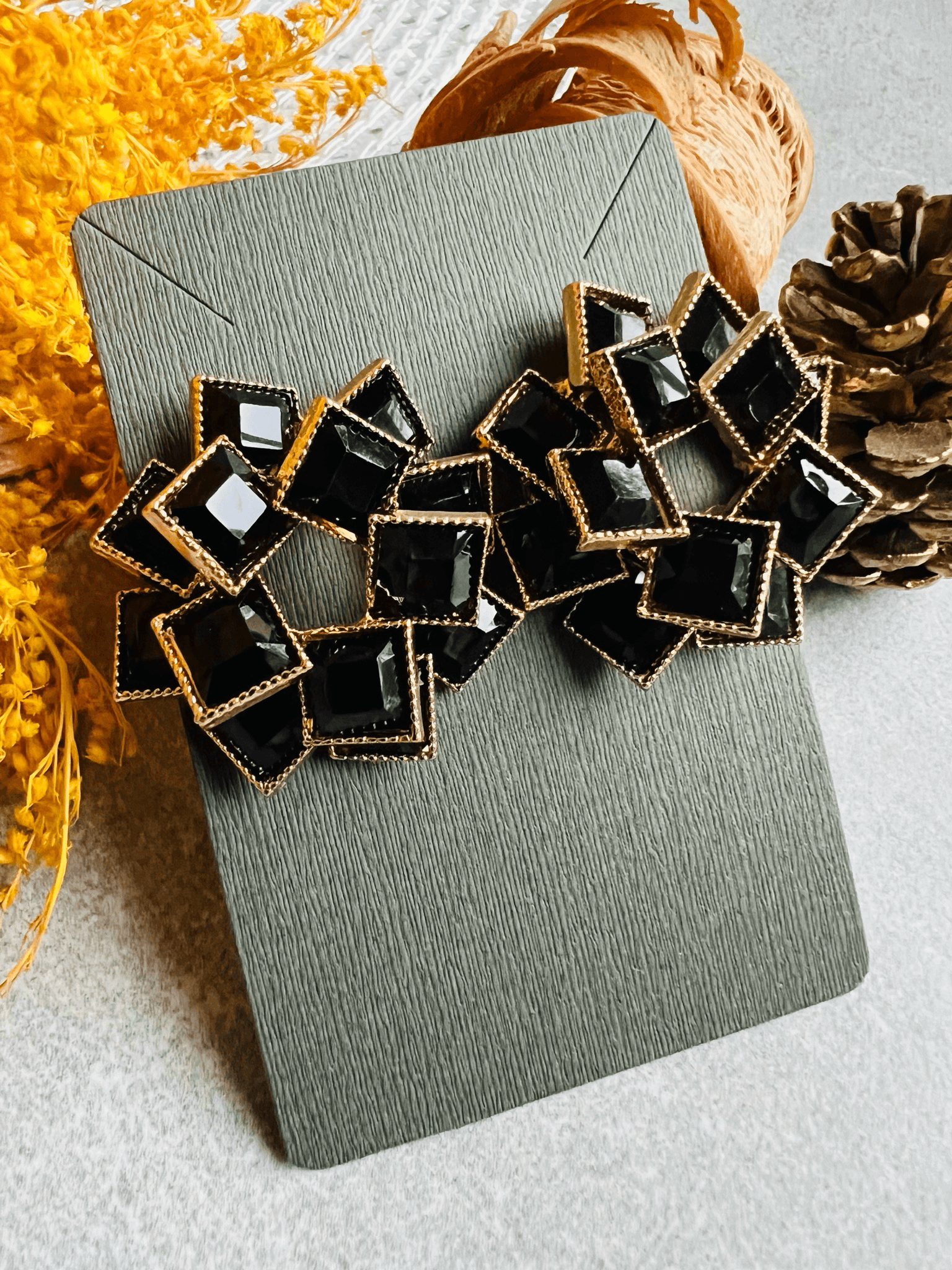 Boucles d’oreilles SYLVIA fleurs de carrés noirs brillants - Créations Uniques