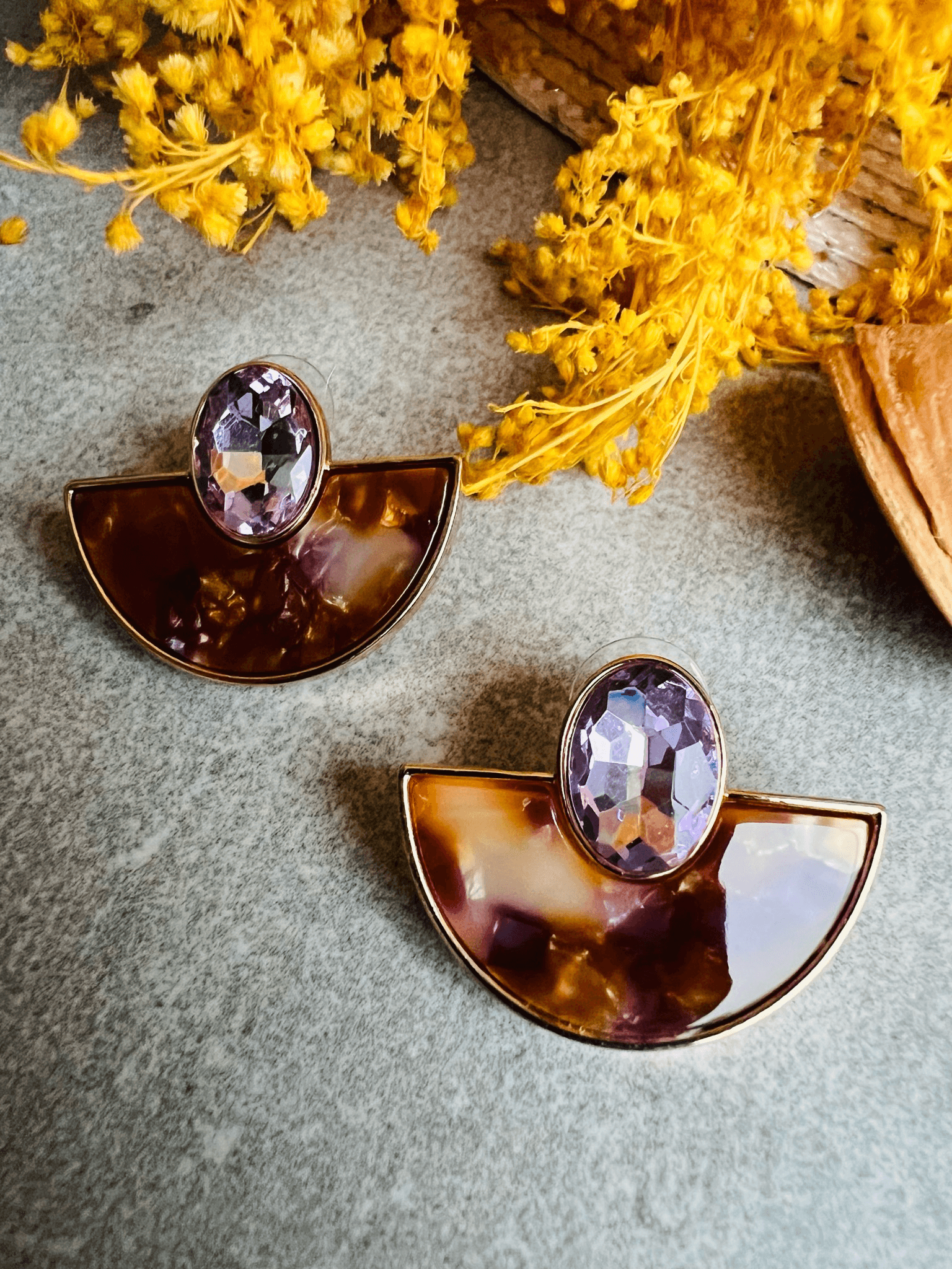 Boucles d’oreilles LIV demi cercle résine marron mauve - Créations Uniques