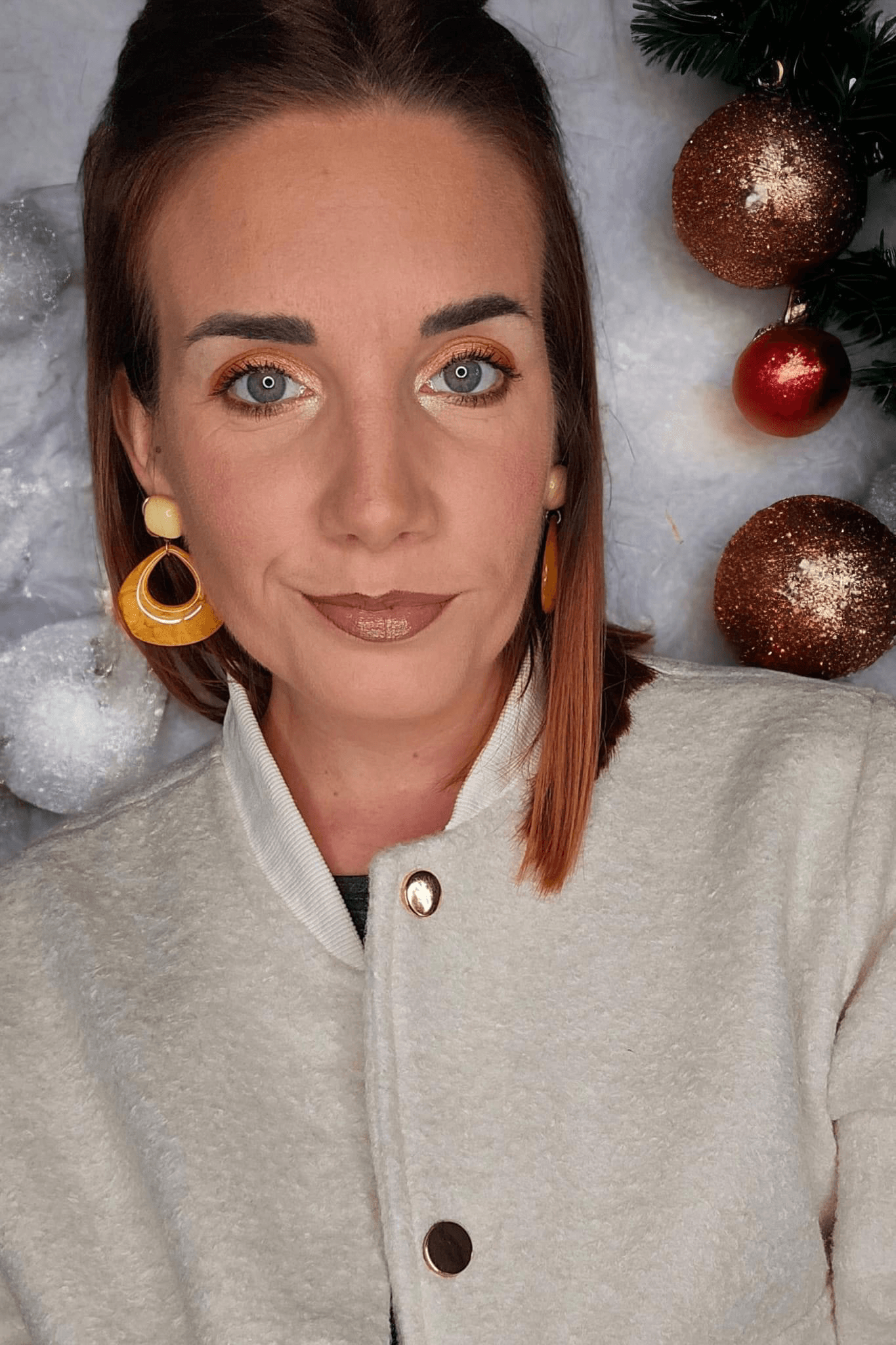 Boucles d’oreilles CLAUDE résine orange clous beiges - Créations Uniques - Créations Uniques