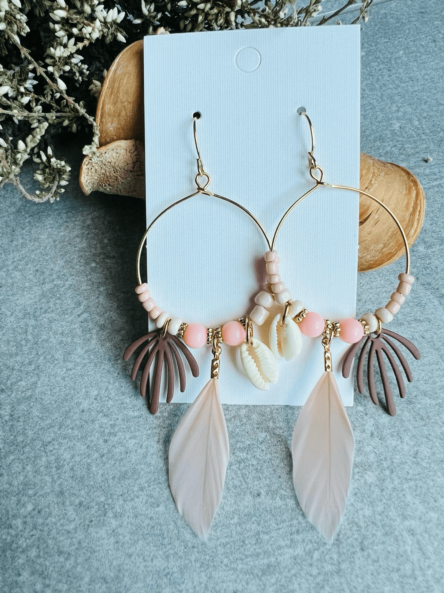 Boucles d’oreilles DAKOTA coquillages grain de café, perles et plumes rose pâle - Créations Uniques - Créations Uniques