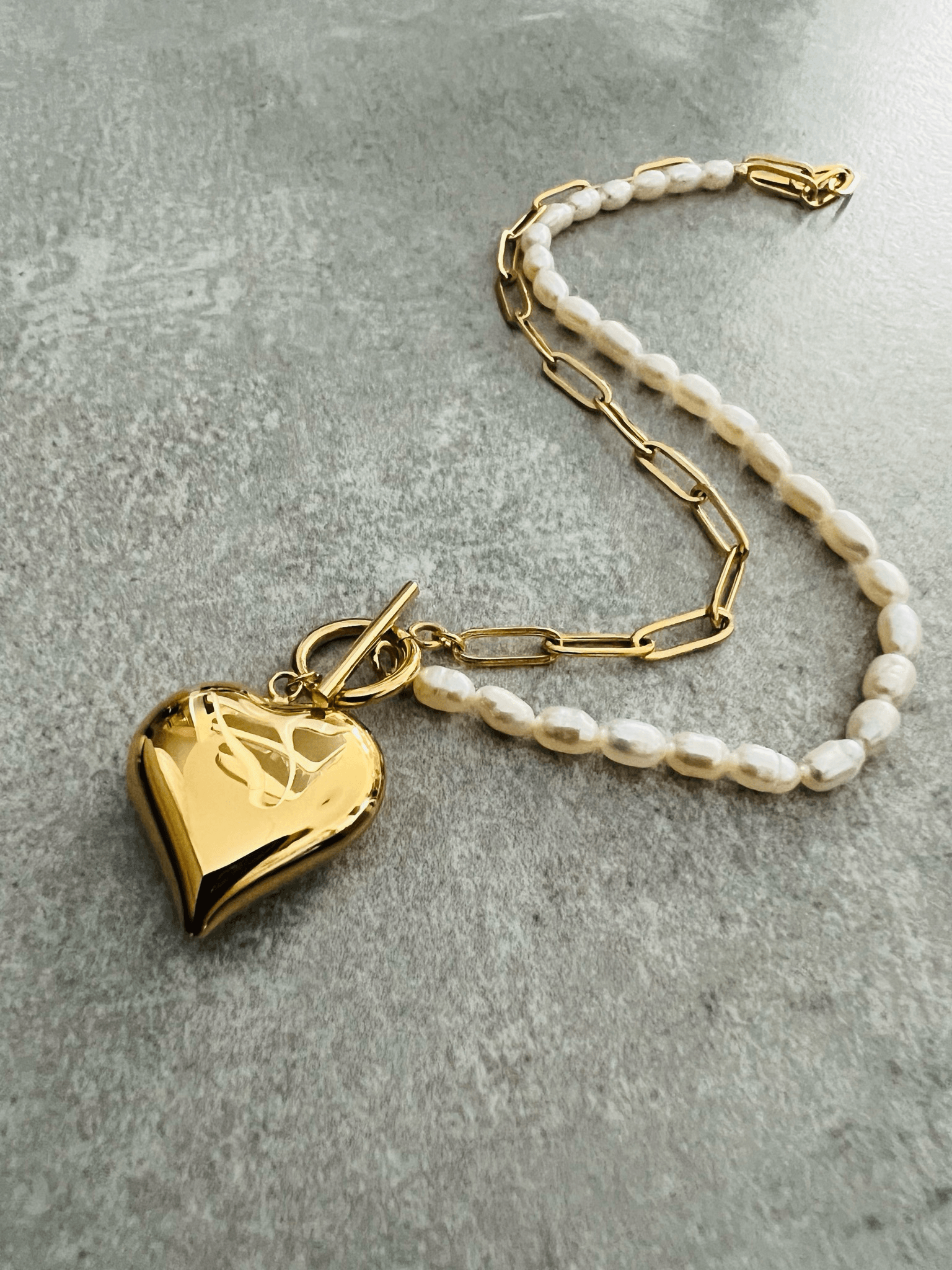 Collier asymétrique VICTORINE cœur et chaîne dorés perles blanches - Créations Uniques