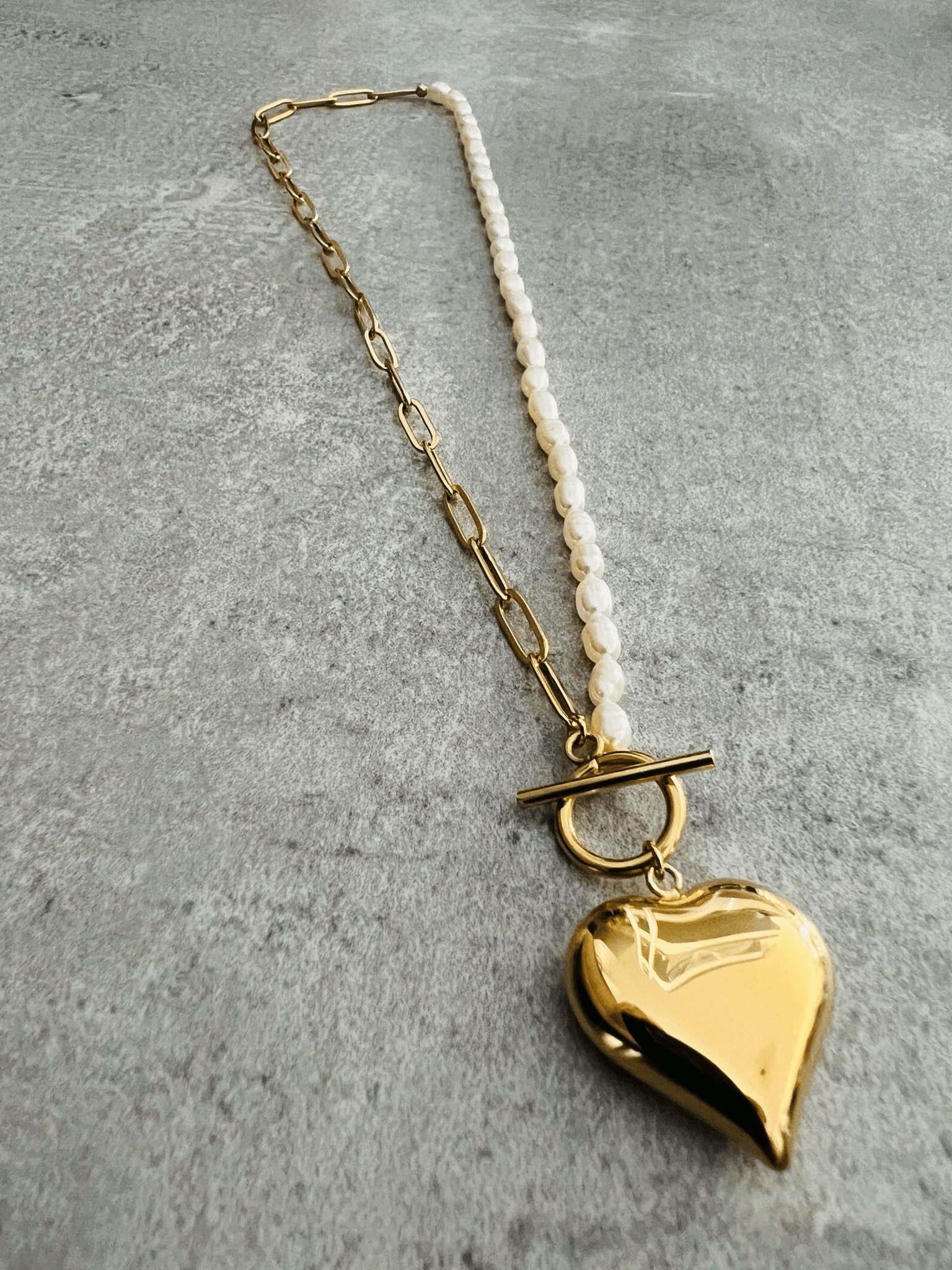 Collier asymétrique VICTORINE cœur et chaîne dorés perles blanches - Créations Uniques