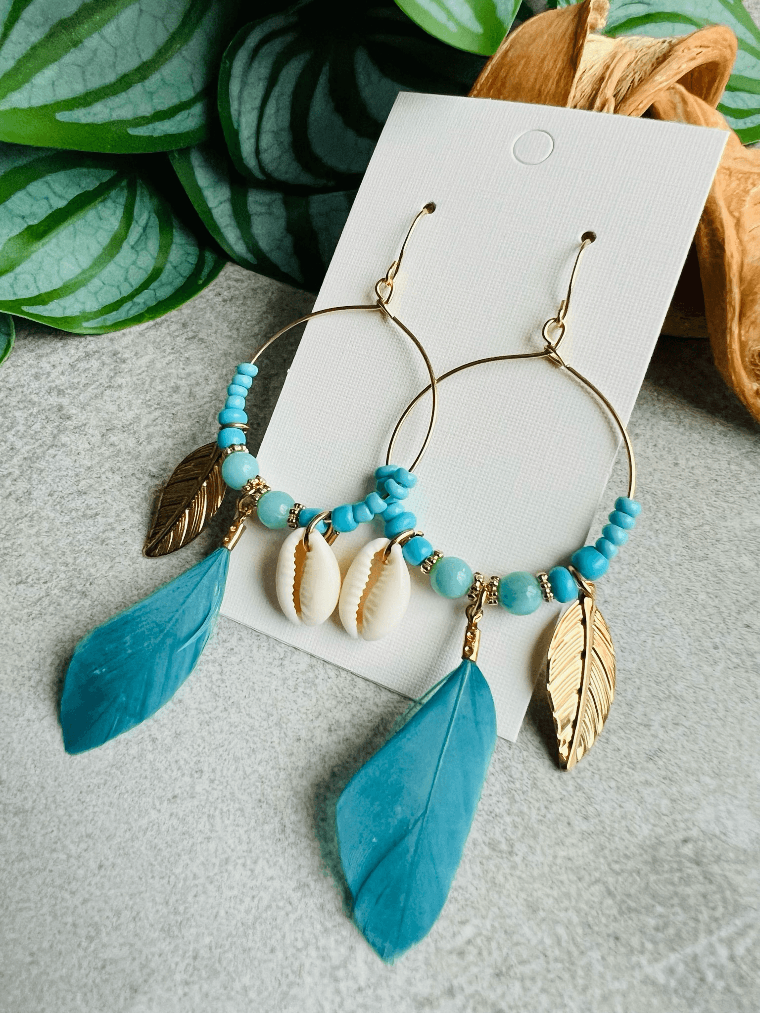 Boucles d’oreilles DAKOTA coquillages grain de café, perles et plumes bleues - Créations Uniques - Créations Uniques