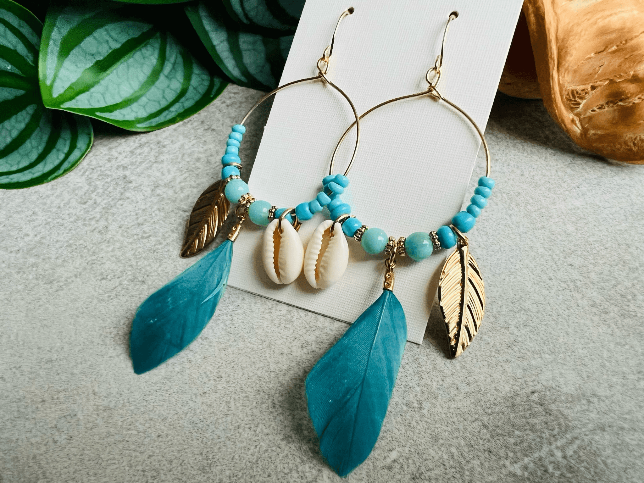 Boucles d’oreilles DAKOTA coquillages grain de café, perles et plumes bleues - Créations Uniques - Créations Uniques