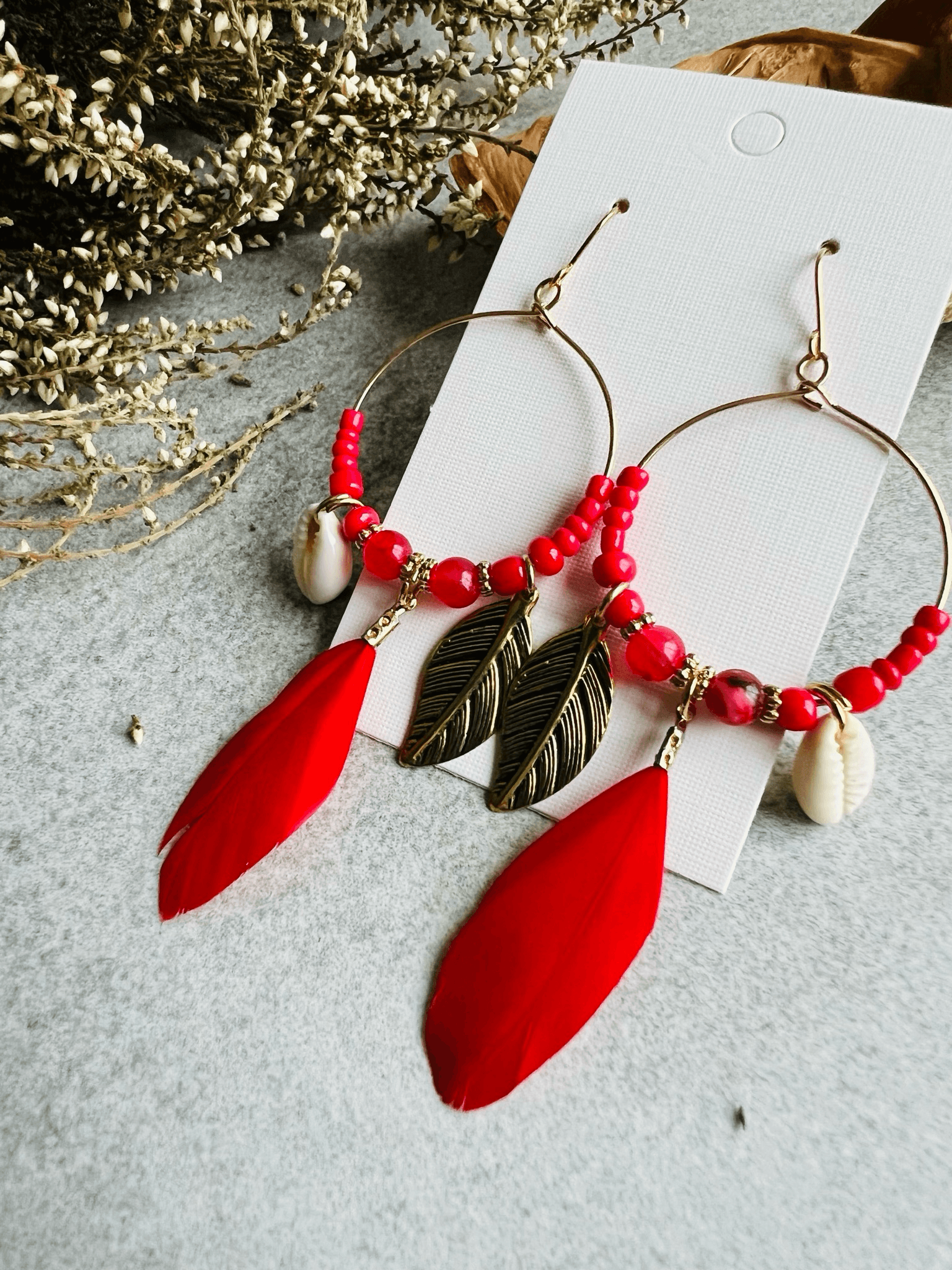 Boucles d’oreilles DAKOTA coquillages grain de café, perles et plumes rouges - Créations Uniques - Créations Uniques