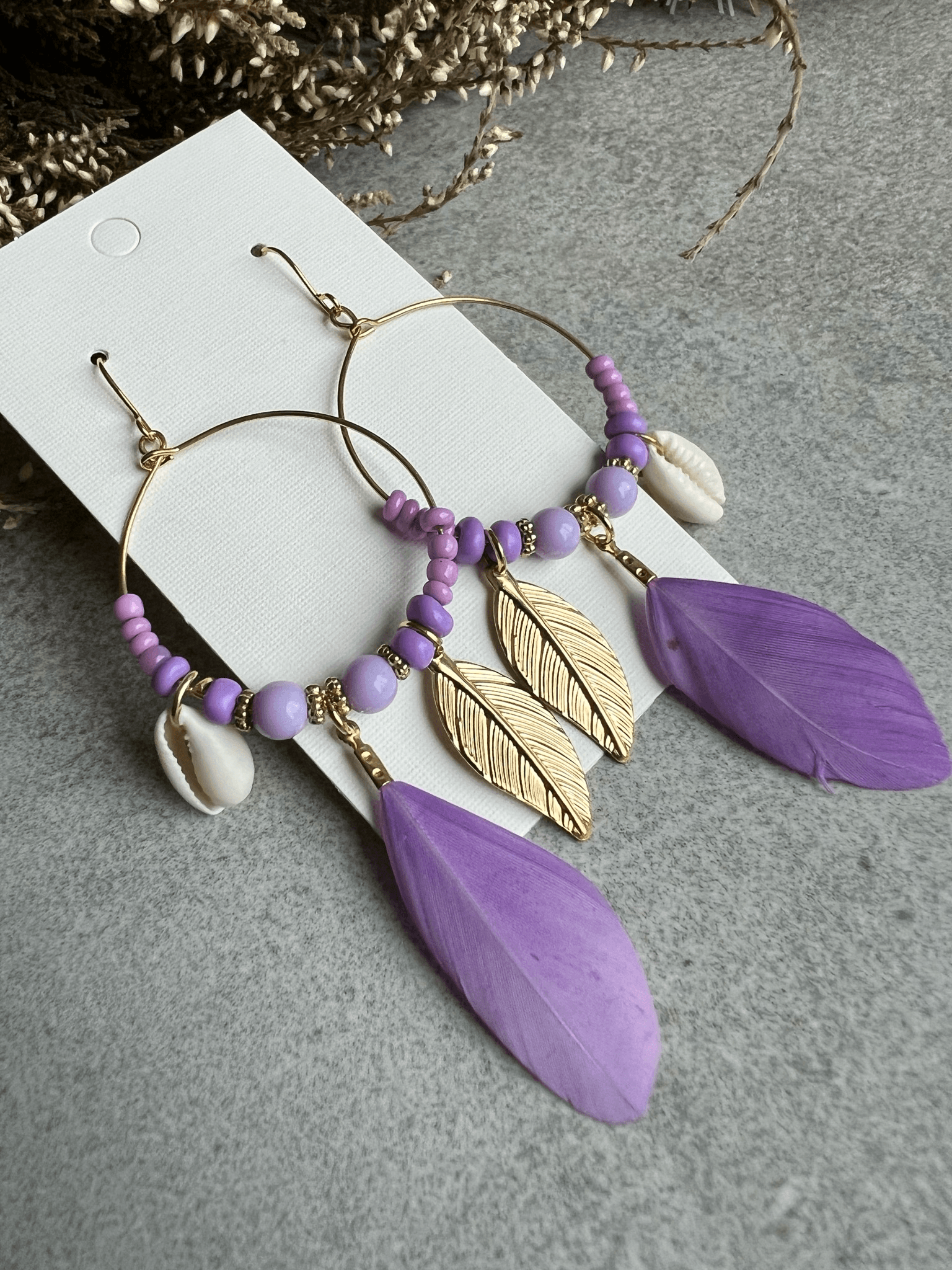 Boucles d’oreilles DAKOTA coquillages grain de café, perles et plumes violettes - Créations Uniques - Créations Uniques