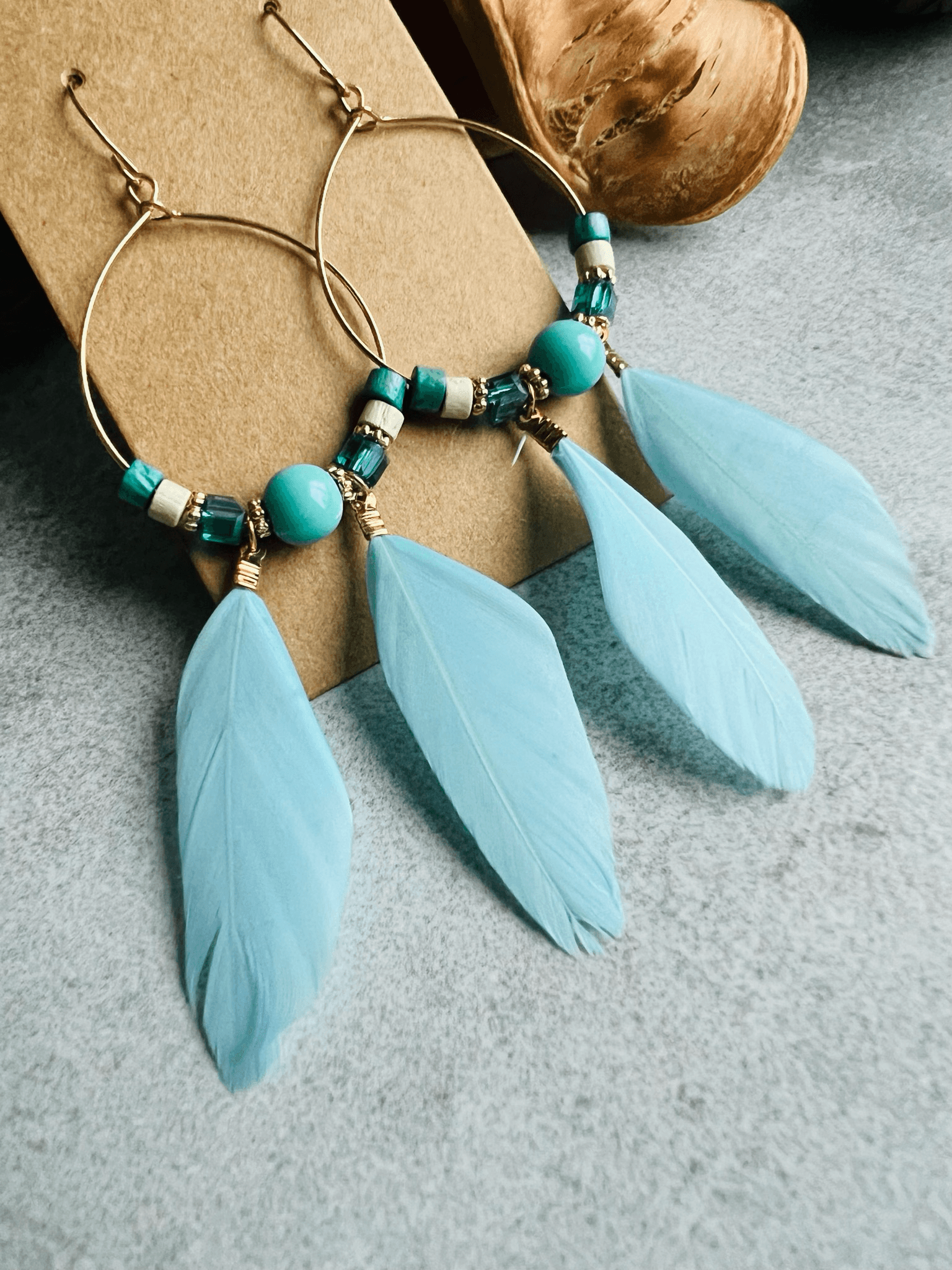 Boucles d’oreilles CAILEE perles et plumes bleu ciel - Créations Uniques - Créations Uniques