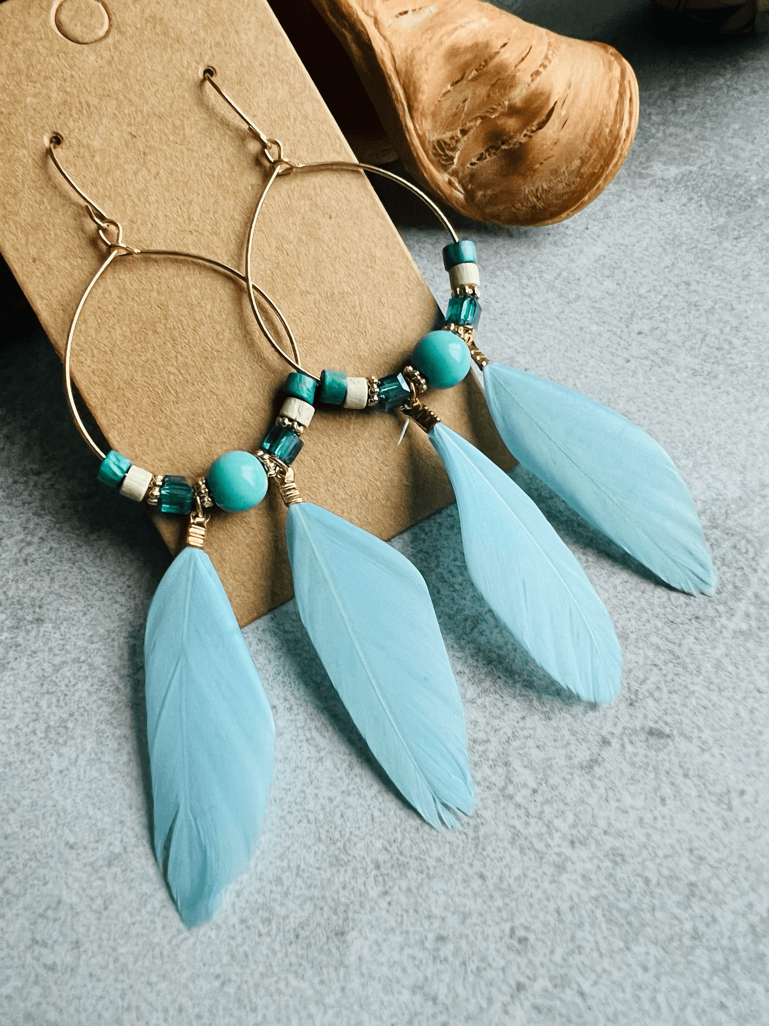 Boucles d’oreilles CAILEE perles et plumes bleu ciel - Créations Uniques - Créations Uniques