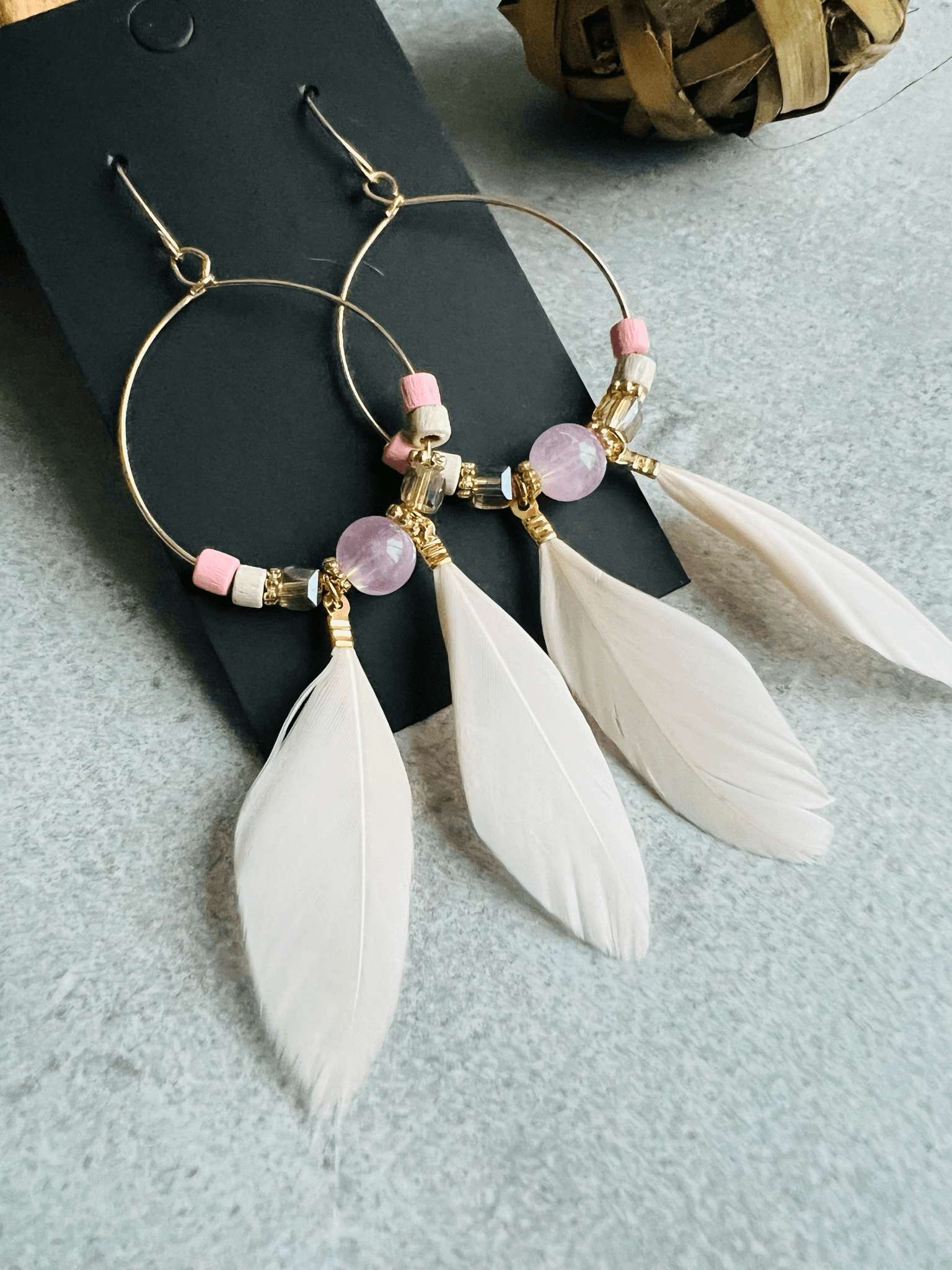 Boucles d’oreilles CAILEE perles et plumes rose pale - Créations Uniques - Créations Uniques