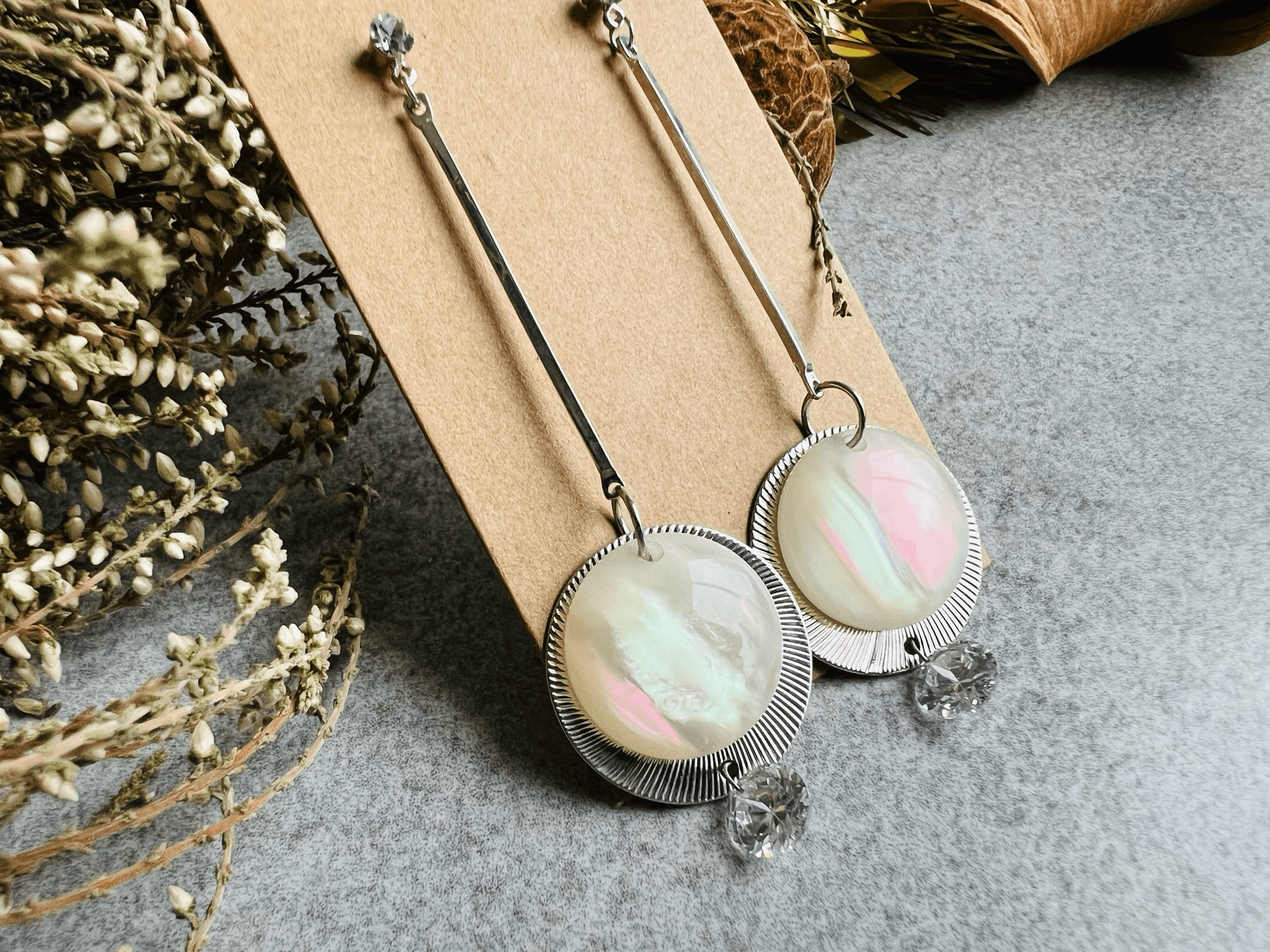 Boucles d’oreilles MARGEORY argentées , pastilles nacrées - Créations Uniques