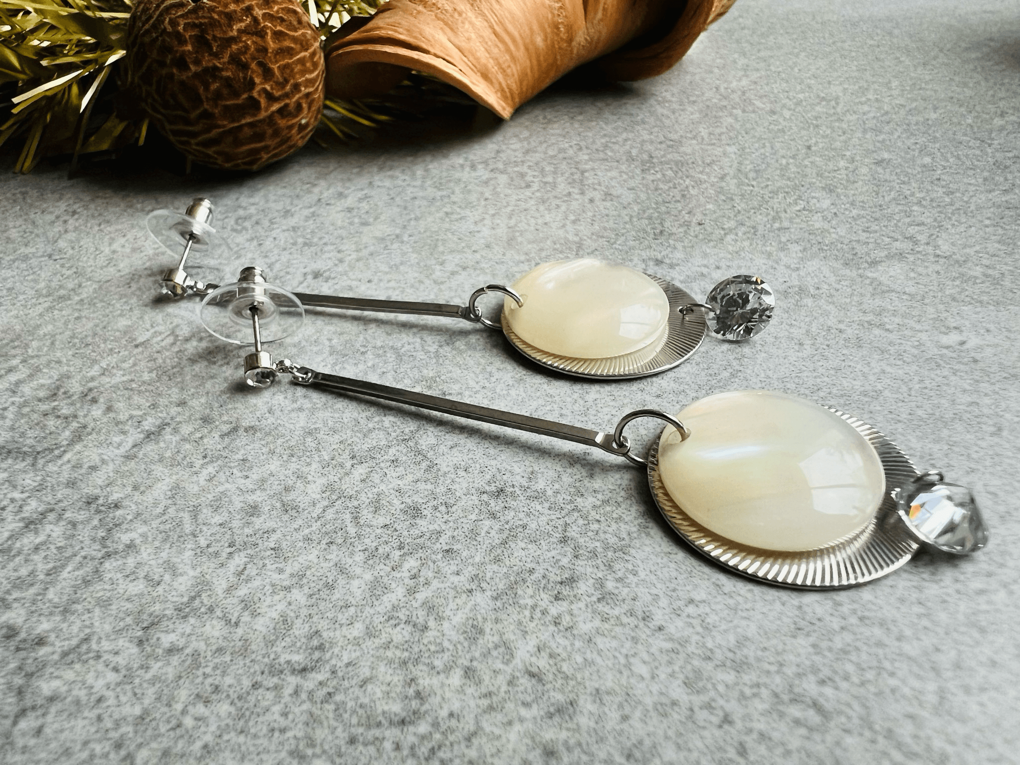 Boucles d’oreilles MARGEORY argentées , pastilles nacrées - Créations Uniques