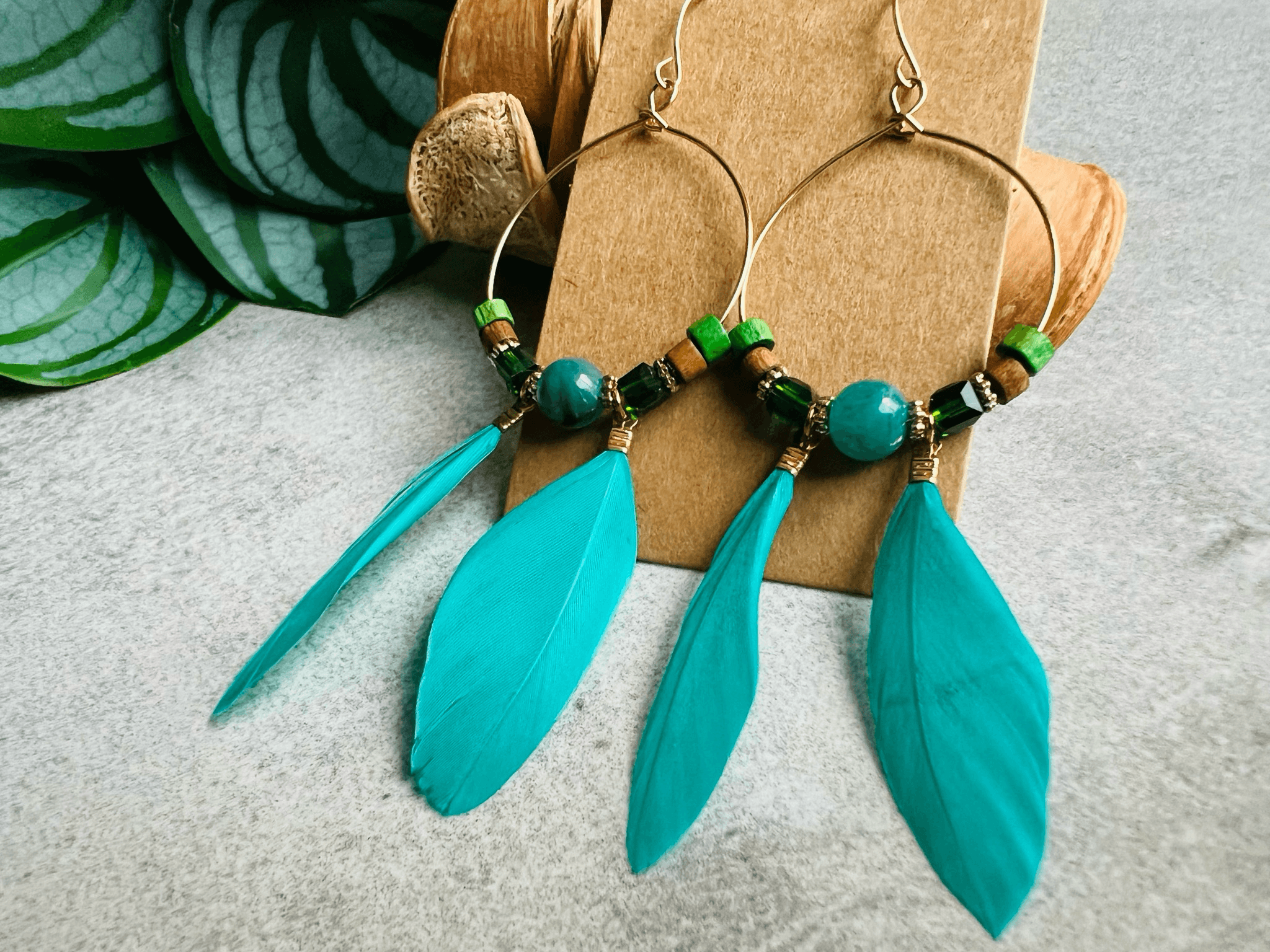 Boucles d’oreilles CAILEE perles et plumes vertes - Créations Uniques - Créations Uniques