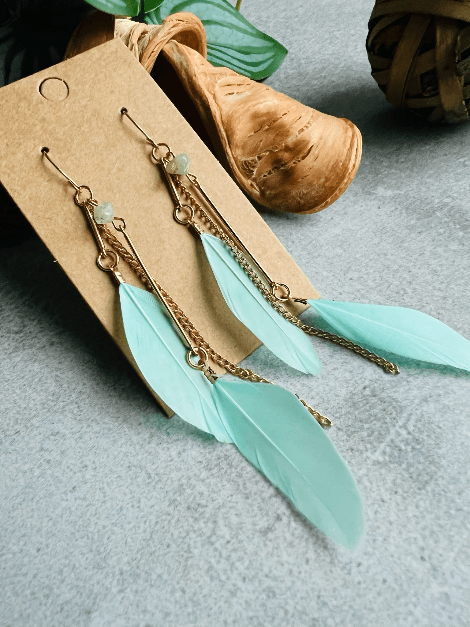 Boucles d’oreilles ANAÏS longues plumes vert pastel - Créations Uniques - Créations Uniques