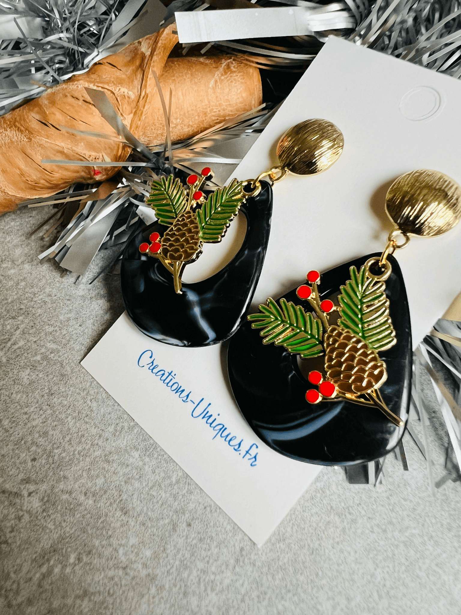 Boucles d’oreilles ERINE résine noires et feuille houx - Créations Uniques - Créations Uniques