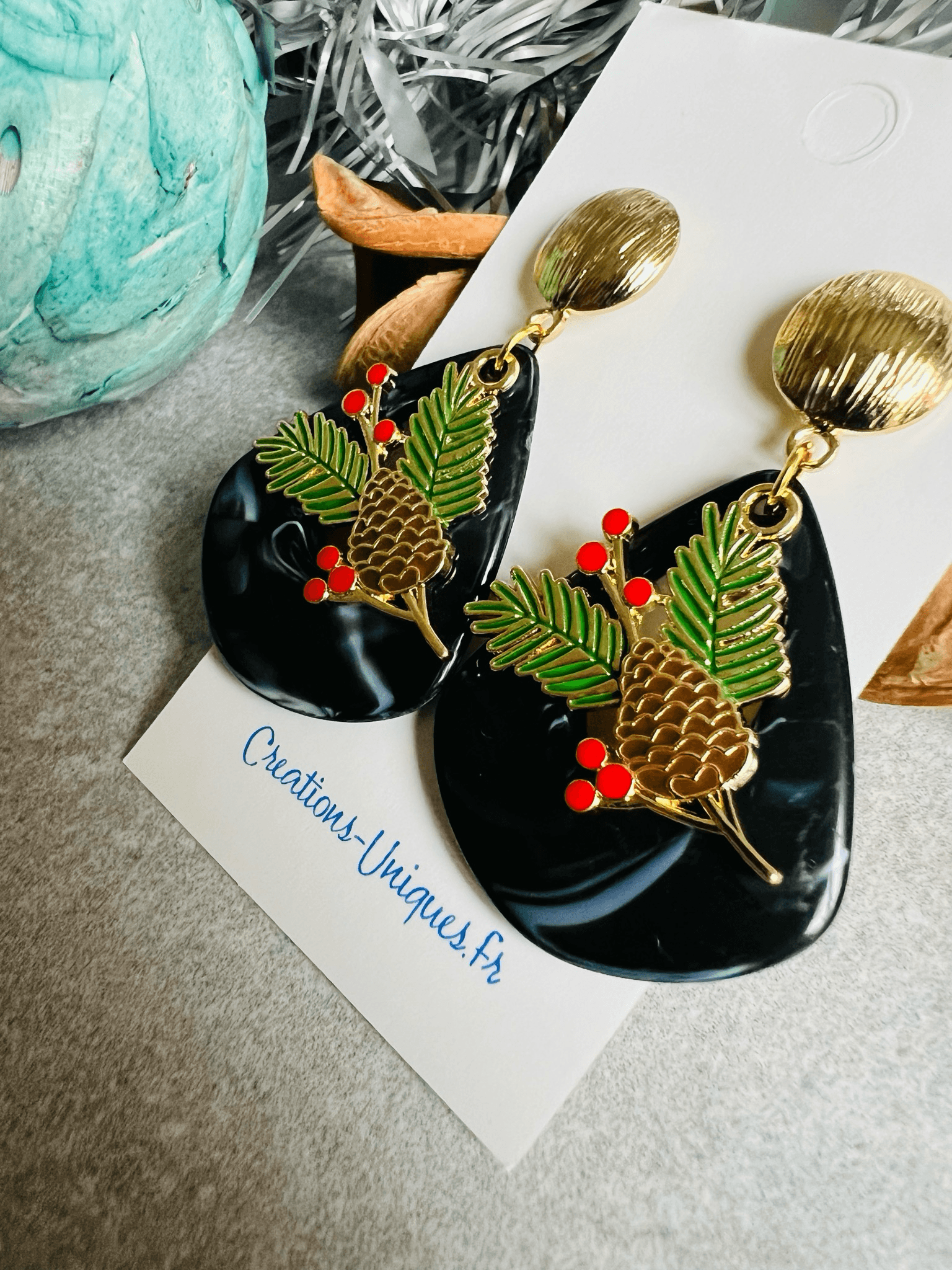 Boucles d’oreilles ERINE résine noires et feuille houx - Créations Uniques - Créations Uniques