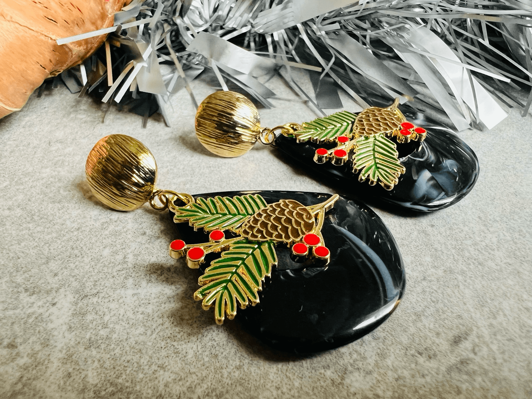 Boucles d’oreilles ERINE résine noires et feuille houx - Créations Uniques - Créations Uniques