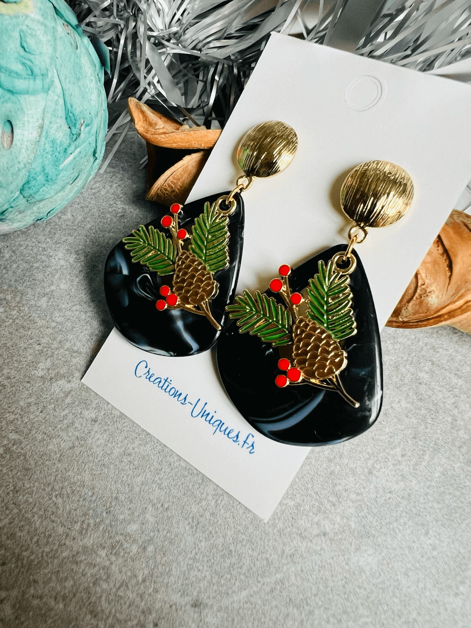 Boucles d’oreilles ERINE résine noires et feuille houx - Créations Uniques - Créations Uniques