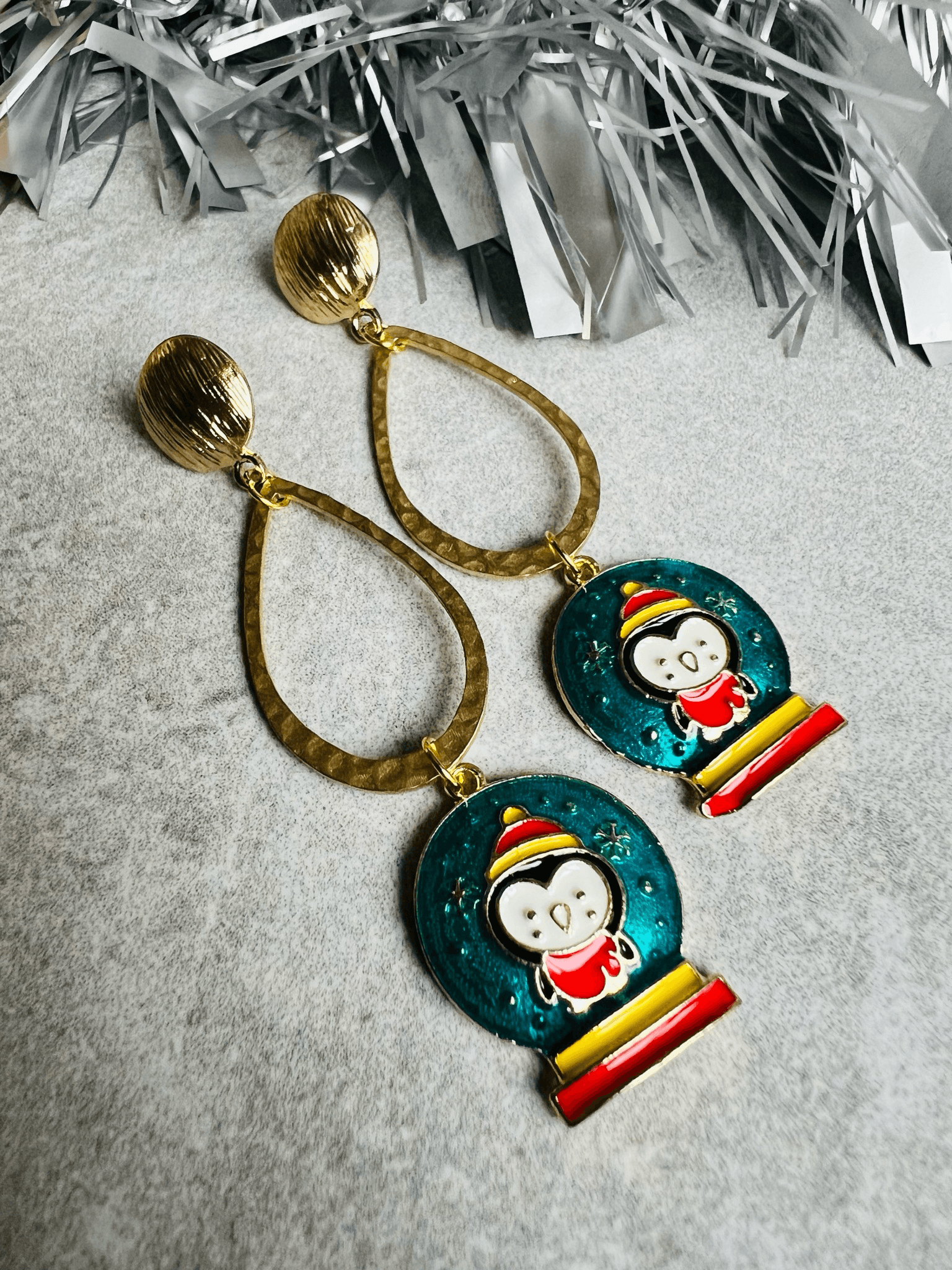 Boucles d’oreilles asymétriques YETA pingouins thème Noël - Créations Uniques - Créations Uniques