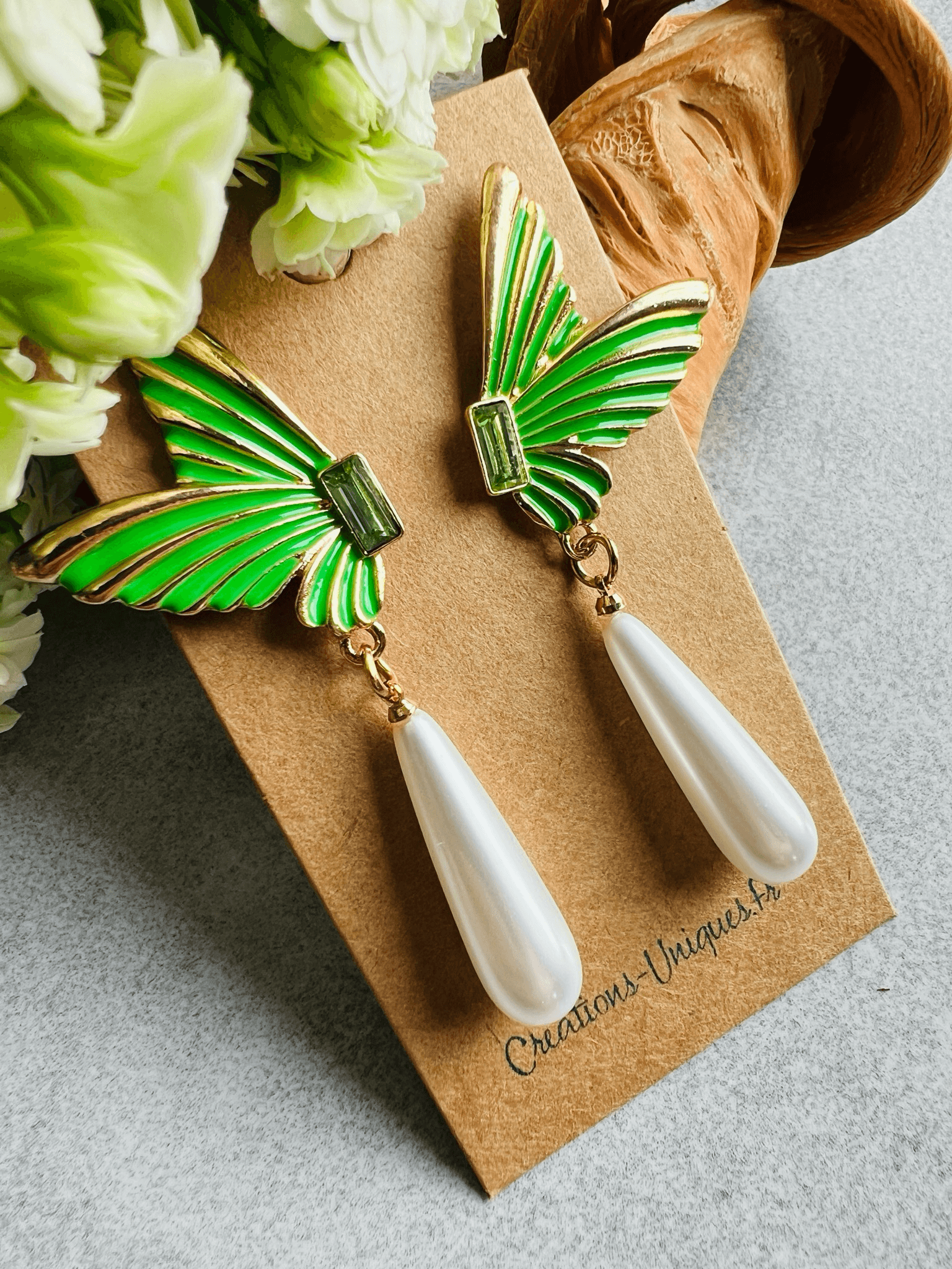 Boucles d’oreilles CANELLE ailles de papillons vertes et gouttes blanc nacré - Créations Uniques