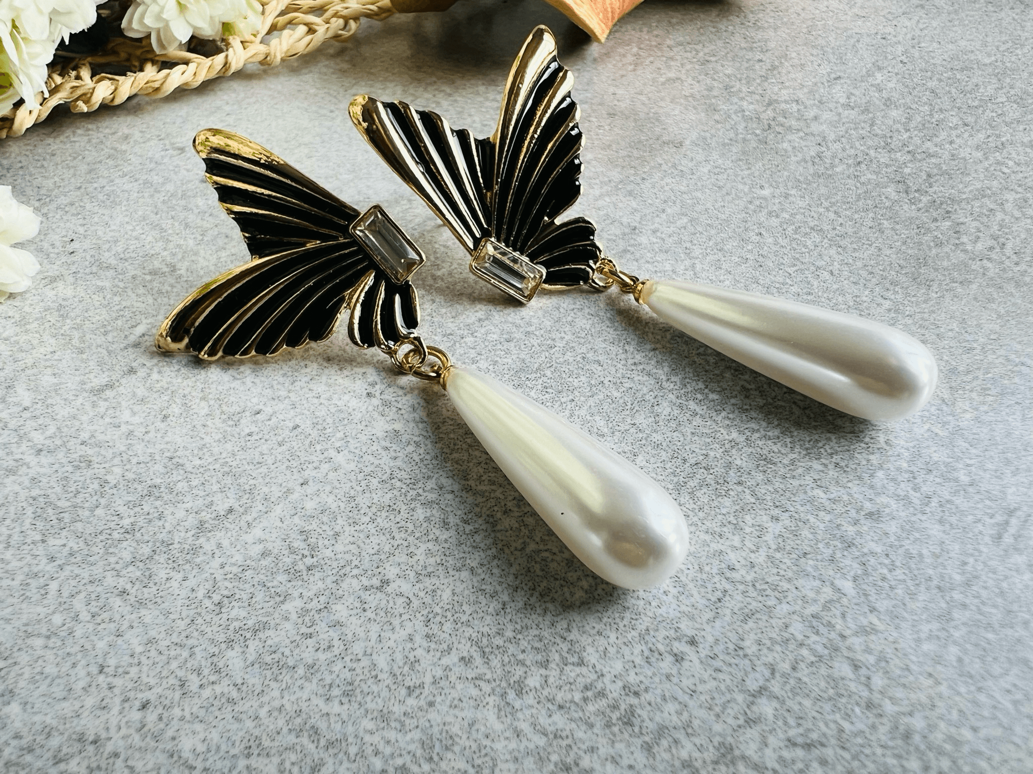 Boucles d’oreilles CANELLE ailles de papillons noires et gouttes blanc nacré - Créations Uniques