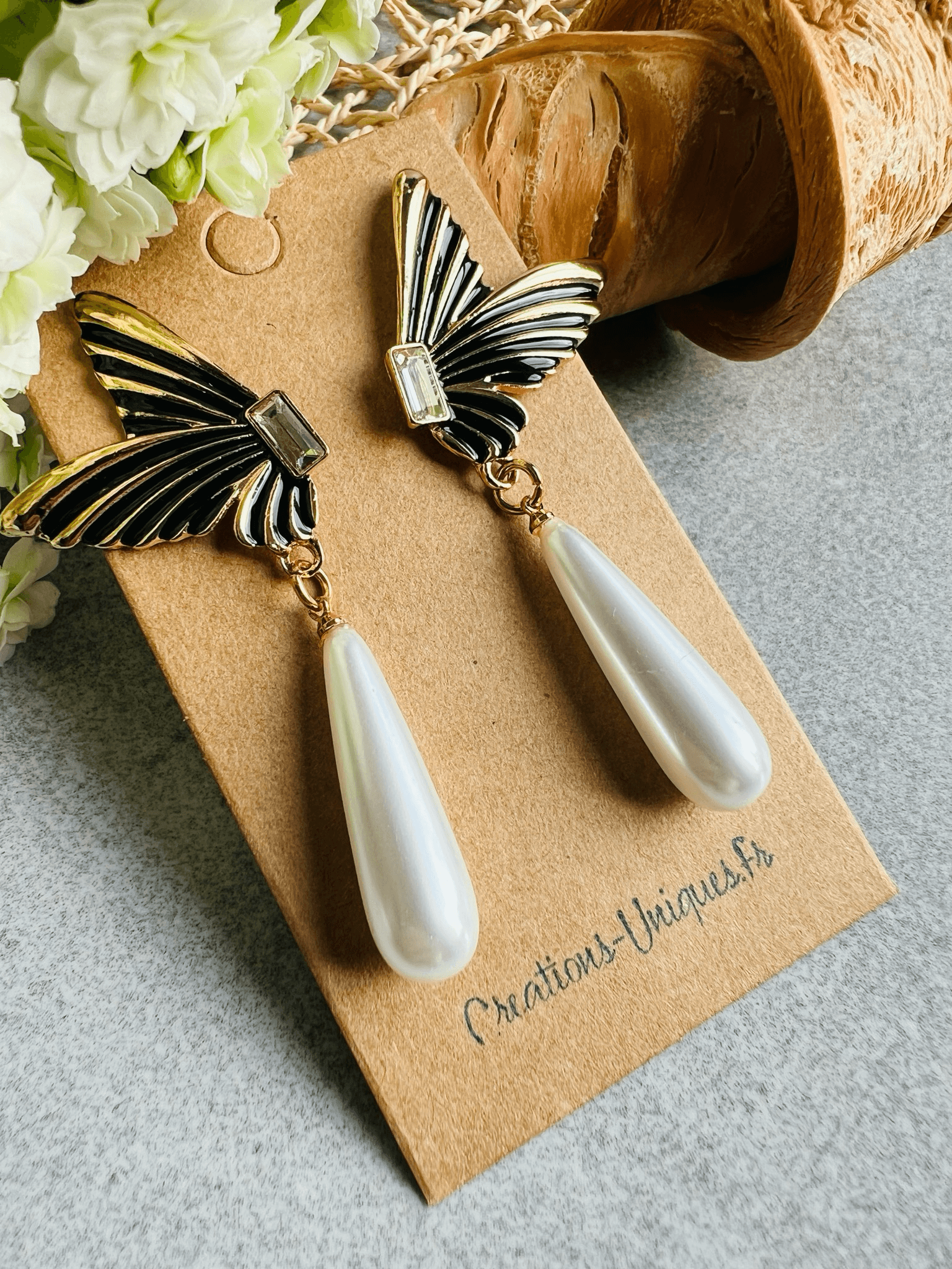 Boucles d’oreilles CANELLE ailles de papillons noires et gouttes blanc nacré - Créations Uniques
